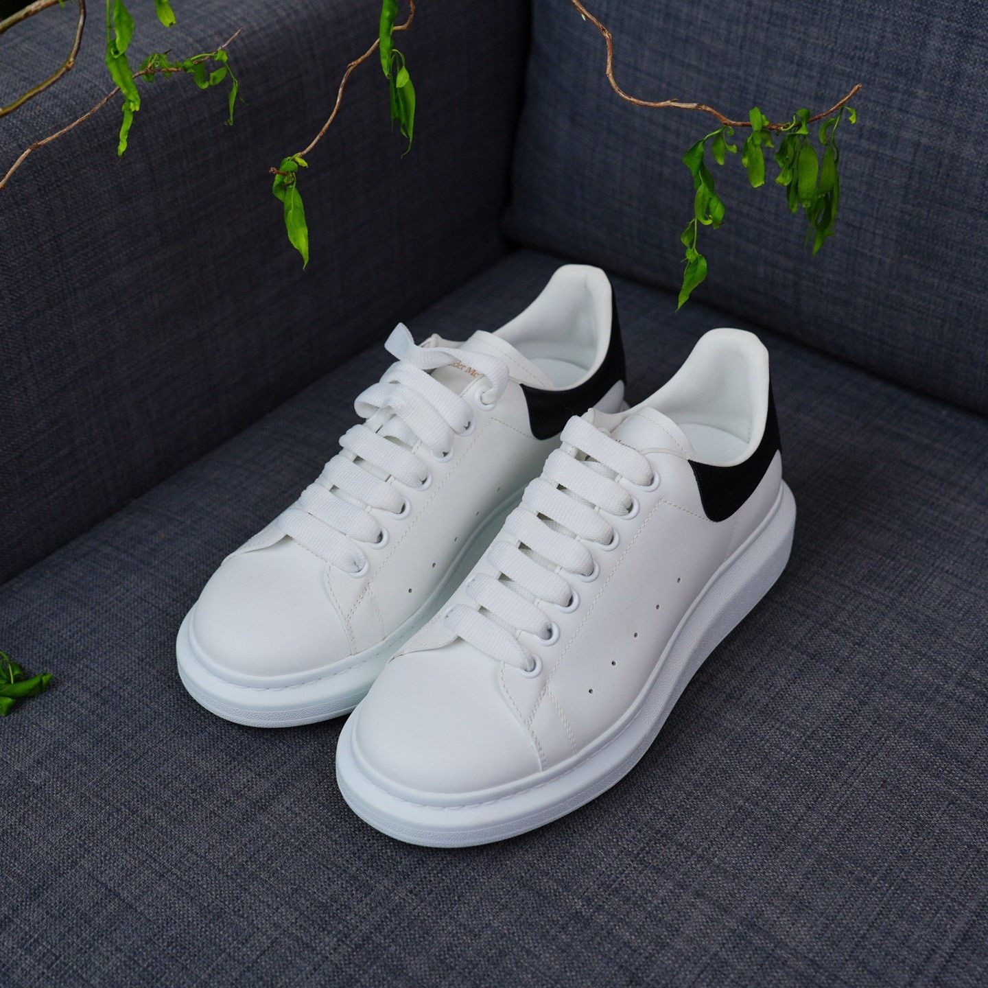 Alexander McQueen Alexander McQueen White Lowtop Sneakers 8 Men Size US 8 / EU 41 - 1 Thumbnail