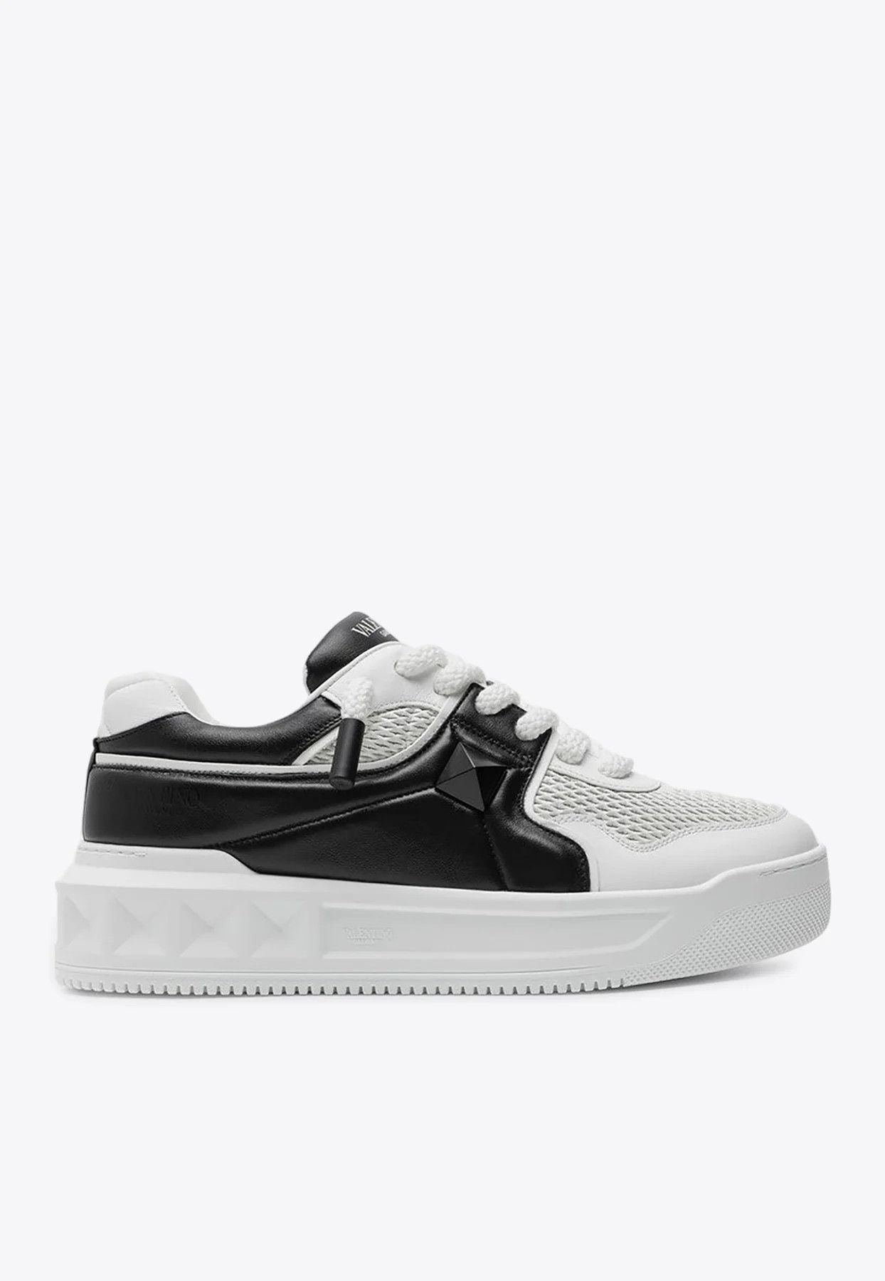 o1s22i1n1224 Low-Top Sneakers in White Black