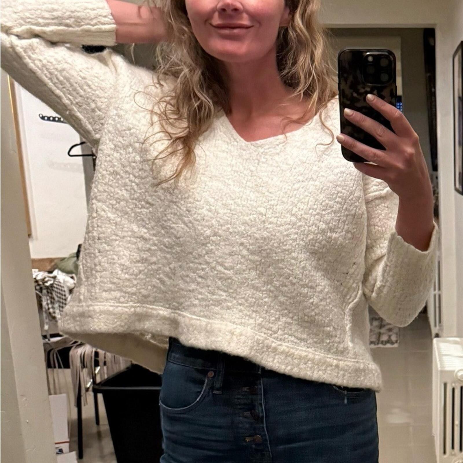 Free People Free People Ivory Cropped Structured Hem Wool Sweater Boxy M Size M / US 6-8 / IT 42-44 - 1 Thumbnail
