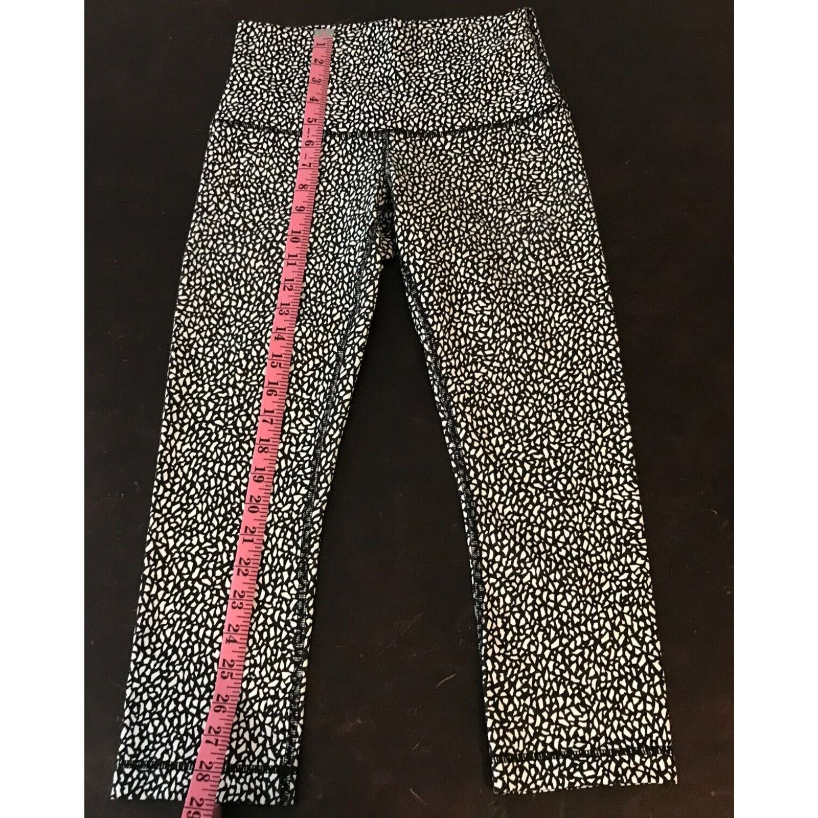 Lululemon Lululemon Wunder Under Crop Hi Rise Miss Mosaic Black/White Size 28" / US 6 / IT 42 - 6 Thumbnail