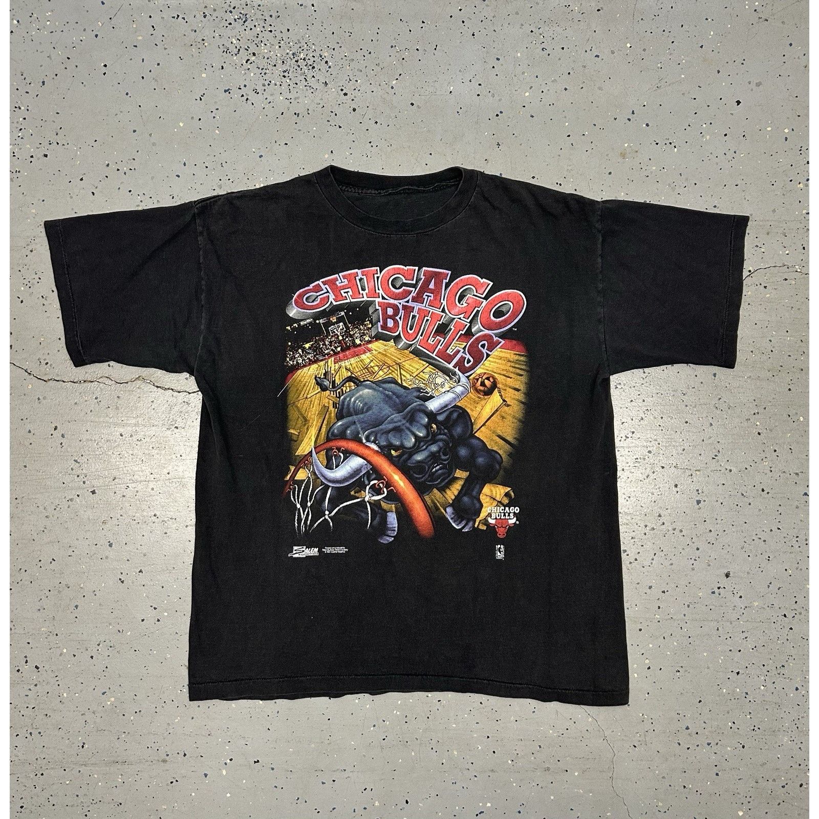 Salem Sportswear VTG 90s Salem Sportswear Chicago Bulls T-shirt Size US XL / EU 56 / 4 - 1 Thumbnail