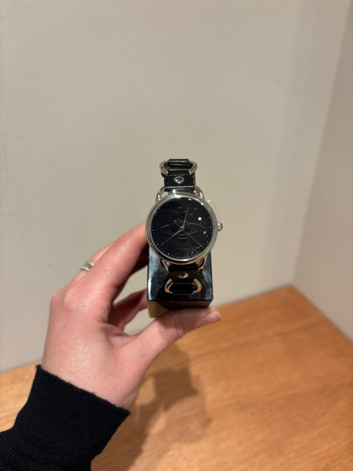 Vivienne Westwood o1f1d3z1225 Size: OS / Carnaby Watch in Black/Silver Size ONE SIZE - 1 Preview