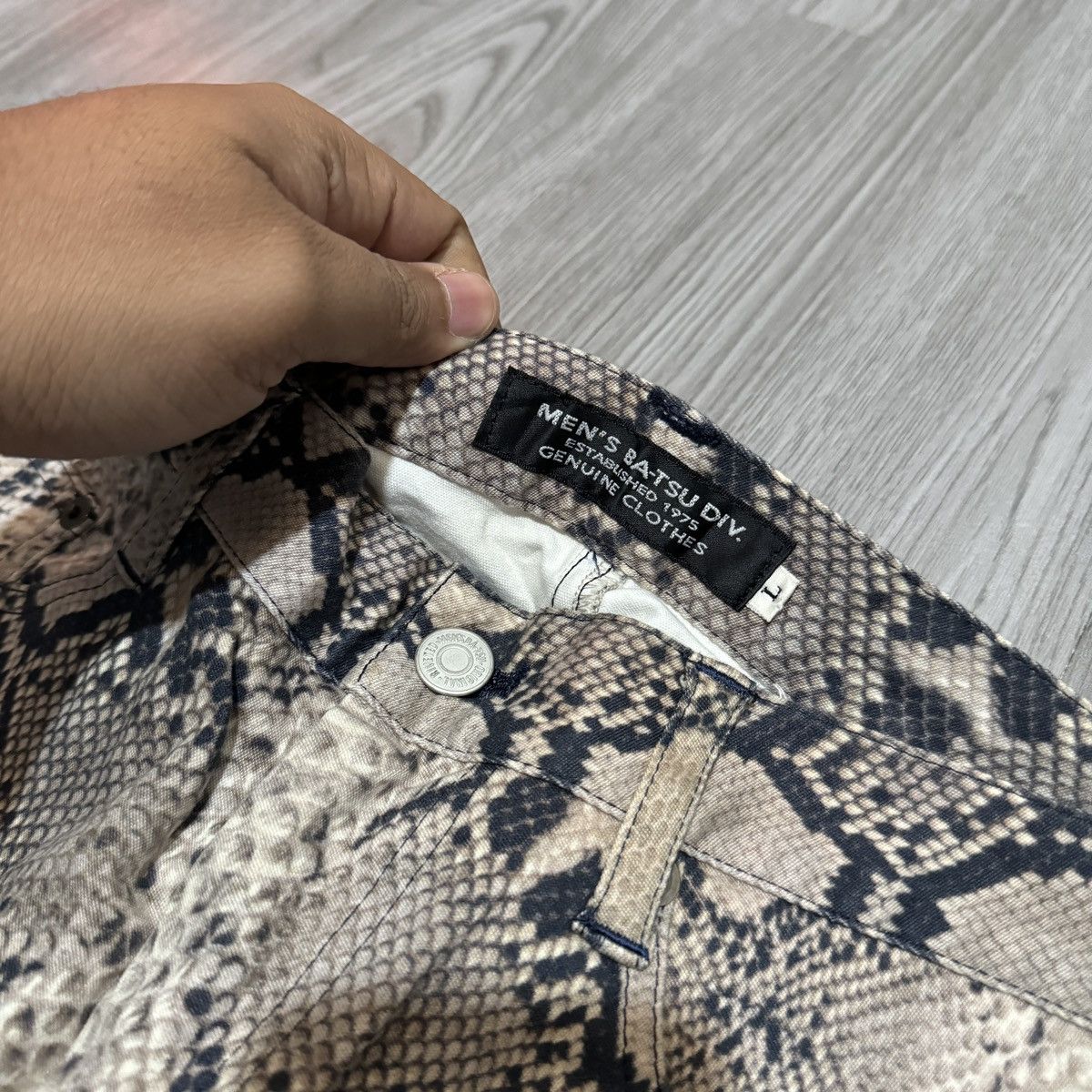 Japanese Brand Japanese Brand Men's batsu Snake Print Long Pants Size US 30 / EU 46 - 4 Thumbnail