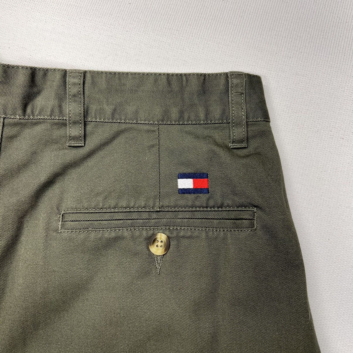 Tommy Hilfiger × Vintage VTG Tommy Hilfiger Shorts Green Chino Bermuda Olive Button Size US 32 / EU 48 - 10 Thumbnail