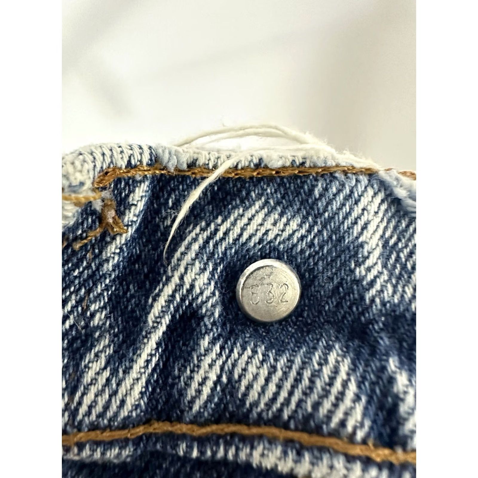 Levi's VTG Levi's 550 Women's Light Wash Booty Denim Shorts Size 28 Booty Cut-Off Distressed Blue Womens Jeans Shorts 28 Size 28" / US 6 / IT 42 - 6 Thumbnail
