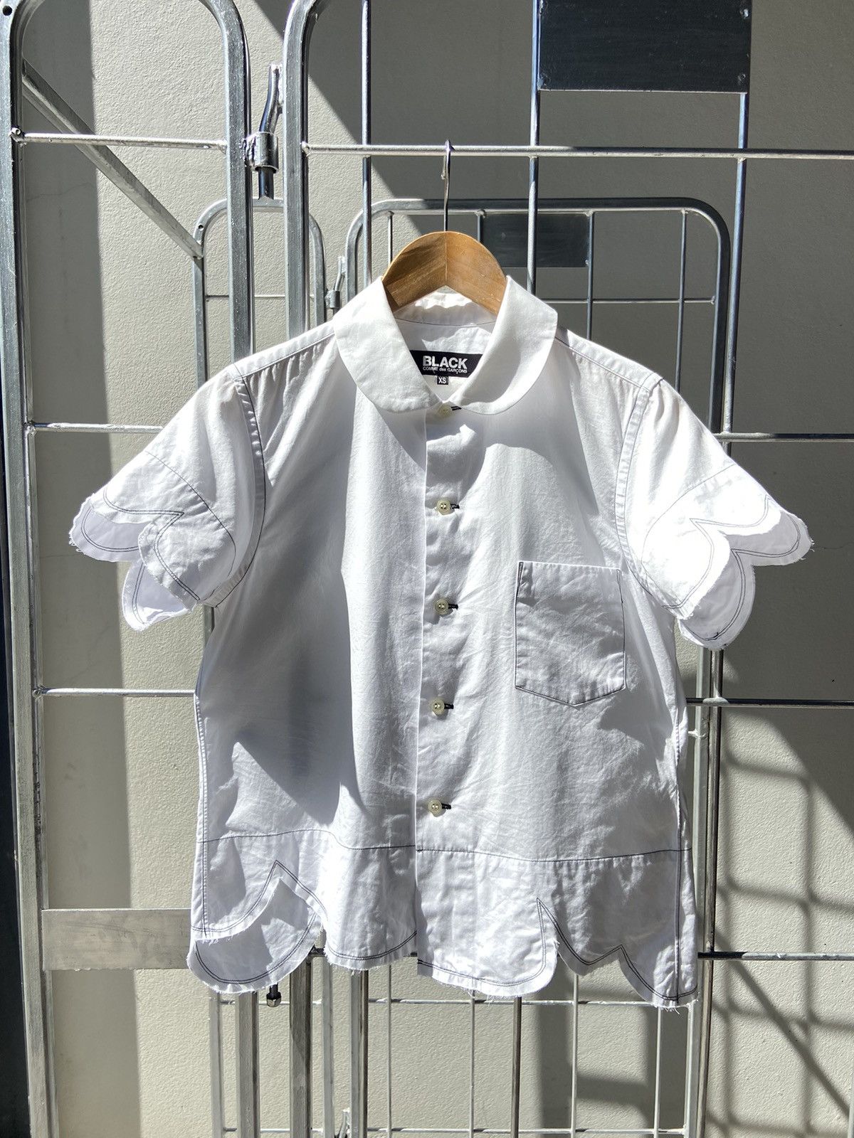 Comme des Garcons Comme des Garcons BLACK curve white shirt Size XS / US 0-2 / IT 36-38 - 1 Thumbnail