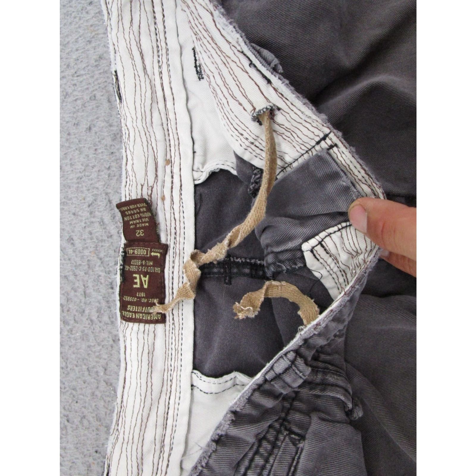 American Eagle Outfitters American Eagle Outfitters Cargo Shorts Mens 34 Beige Flat Front Casual Cotton Blend Cotton Gray Solid Pockets Belt Loops Classic 90s? No Size US 32 / EU 48 - 4 Thumbnail
