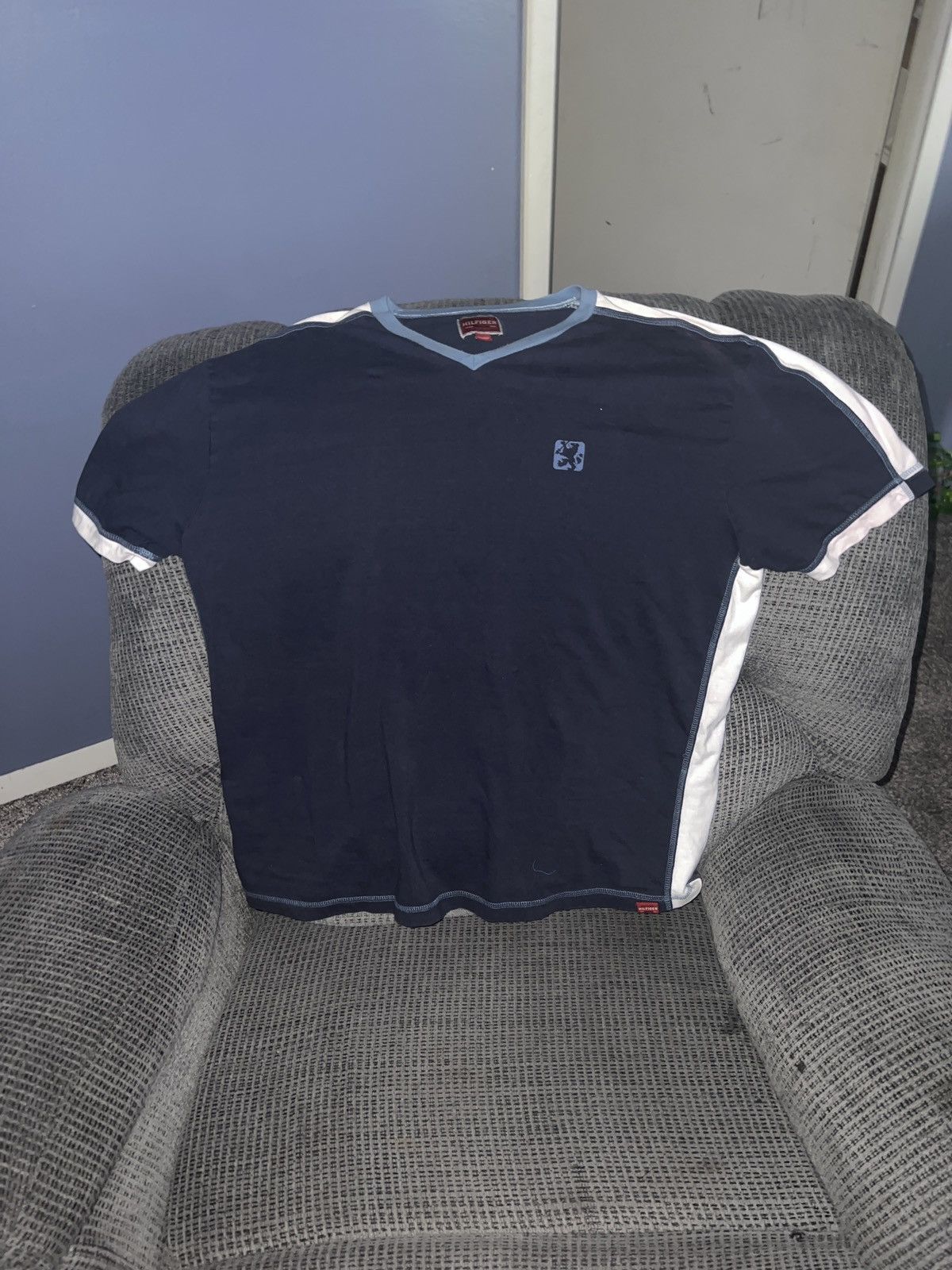 Tommy Hilfiger Hilfiger Denim Red Label Logo V-Neck Tee Size US XXL / EU 58 / 5 - 1 Thumbnail