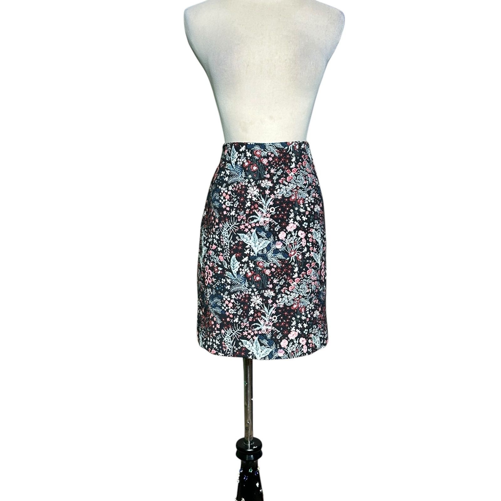 H&M H&M black red floral jacquard mini skirt size 6 Size 28" / US 6 / IT 42 - 14 Thumbnail