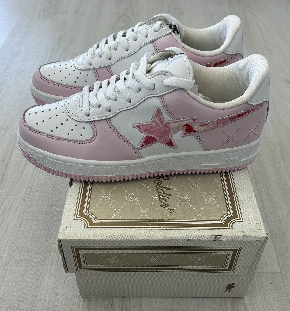 Bape VERY RARE OG 2005 A BATHING APE X KAWS PINK CAMO BAPESTA Size US 9 / EU 42 - 1 Thumbnail