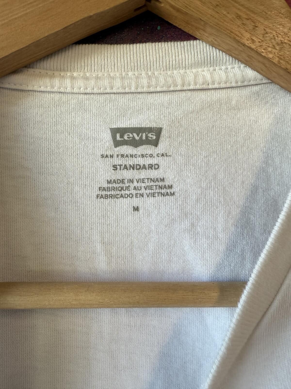 Other Levi’s white red tab standard fit t shirt - size M Size US M / EU 48-50 / 2 - 2 Thumbnail