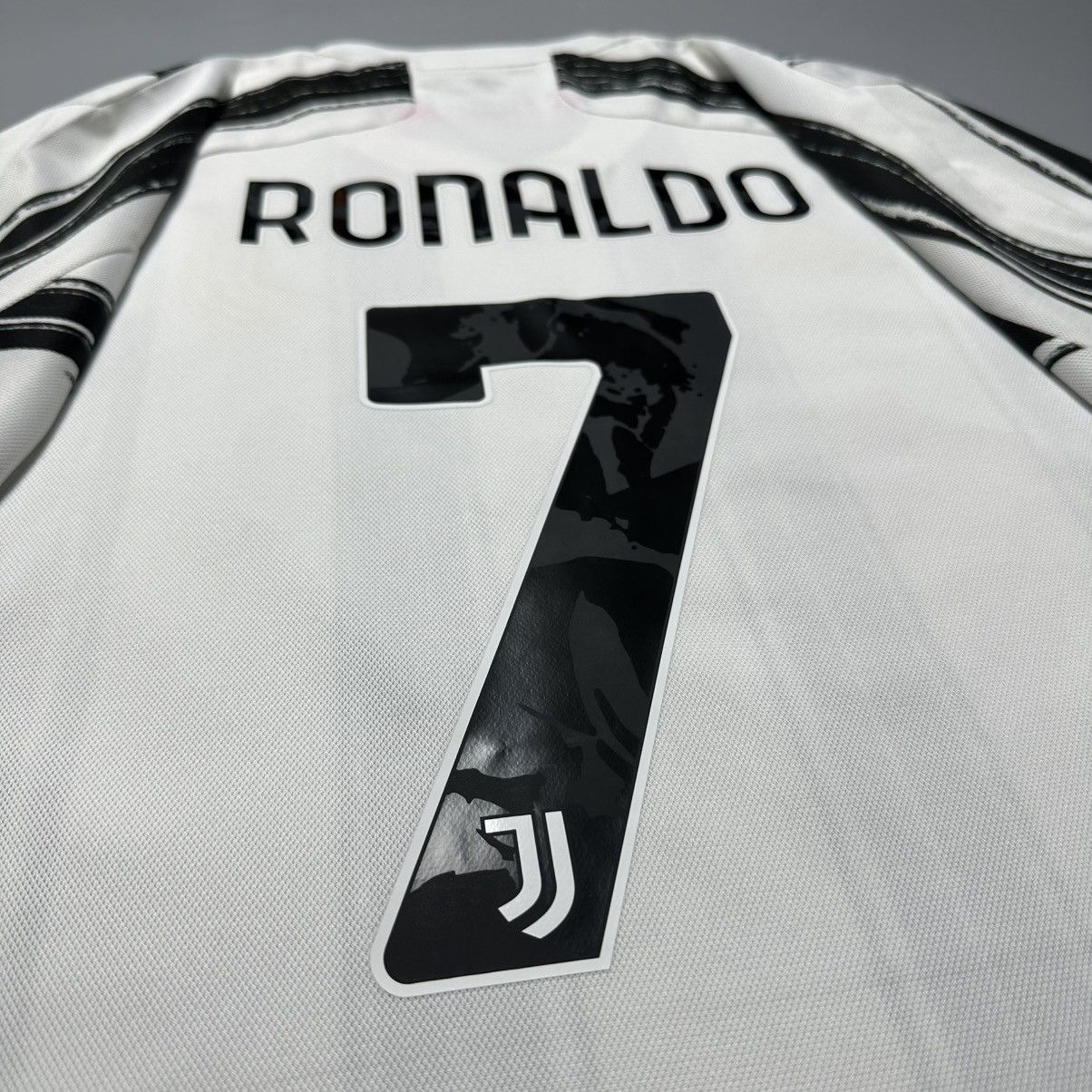 Vintage JUVENTUS ADIDAS 2020/2021 FOOTBALL HOME JERSEY #7 RONALDO Size US L / EU 52-54 / 3 - 11 Thumbnail