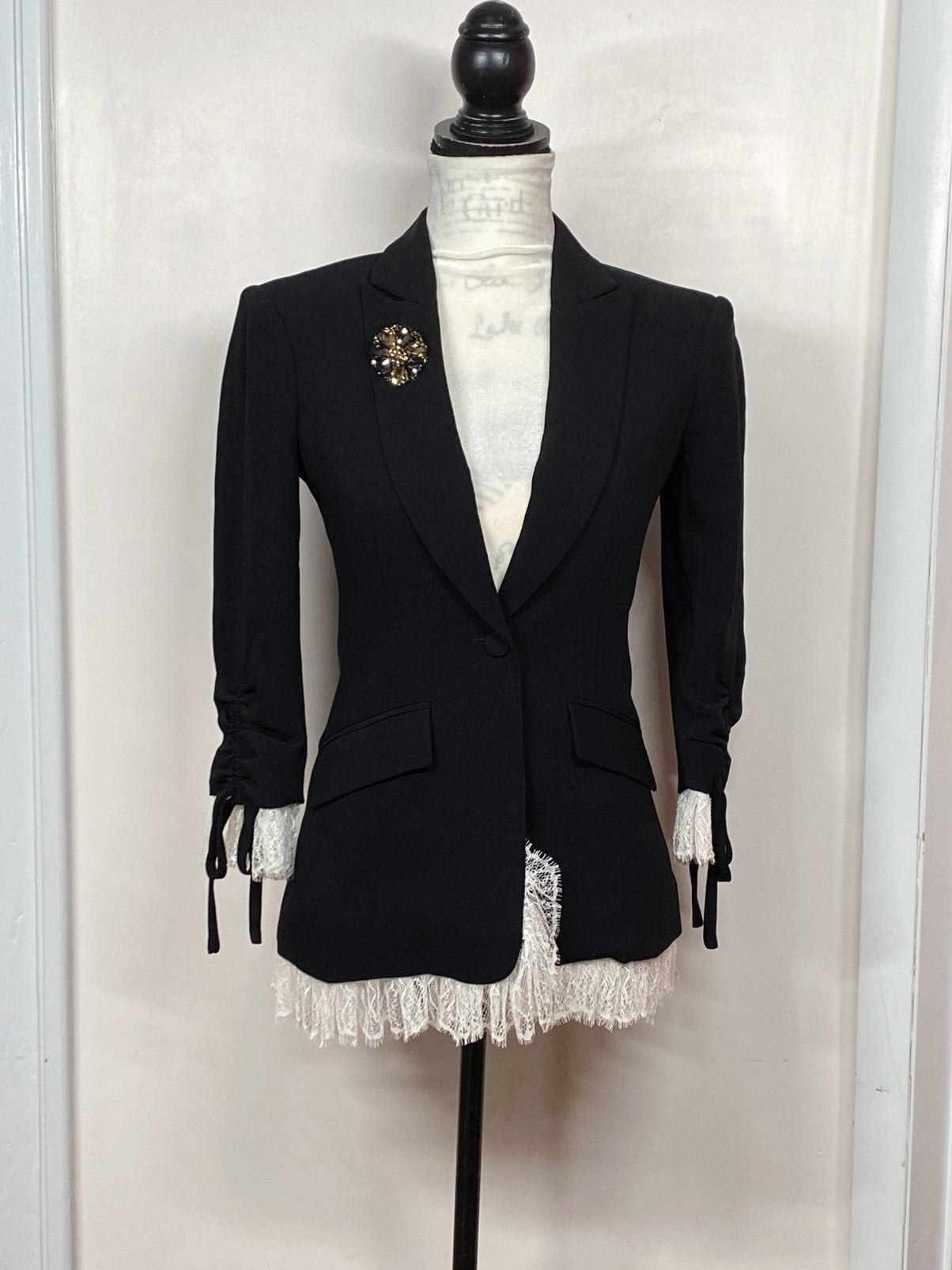 Cinq a Sept Cinq à Sept Crystal Brooch Lace Trimmed Crepe Blazer size 0 Size XS / US 0-2 / IT 36-38 - 1 Thumbnail