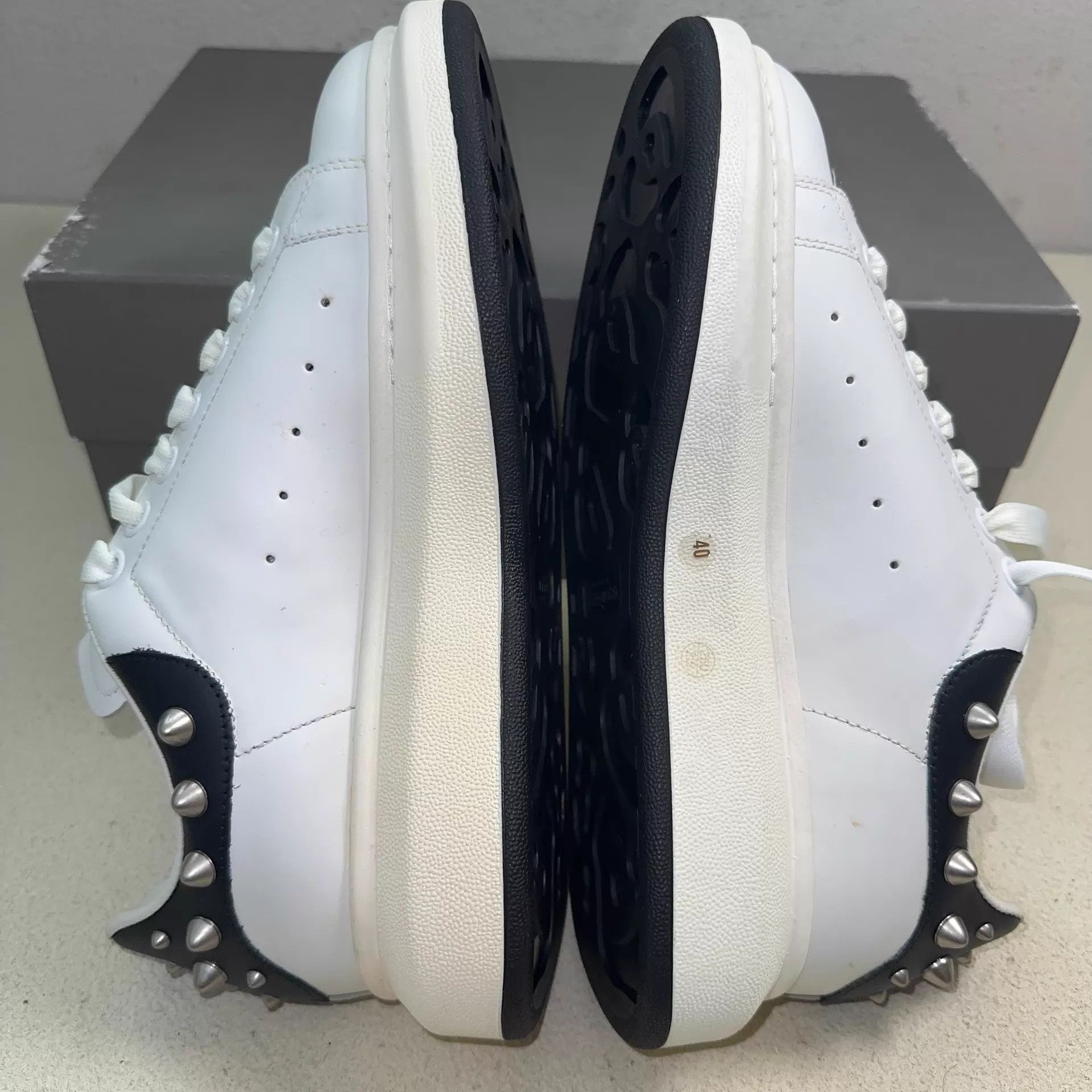 Alexander McQueen McQueen Men's 40 White Black Oversized Sneaker Size US 7 / EU 40 - 7 Thumbnail