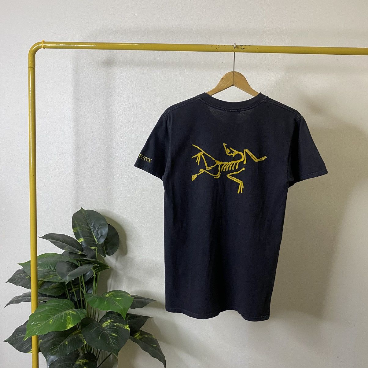 Arc'teryx Vintage 2000s Arc'teryx Big Back Logo T Shirt Size US S / EU 44-46 / 1 - 1 Thumbnail