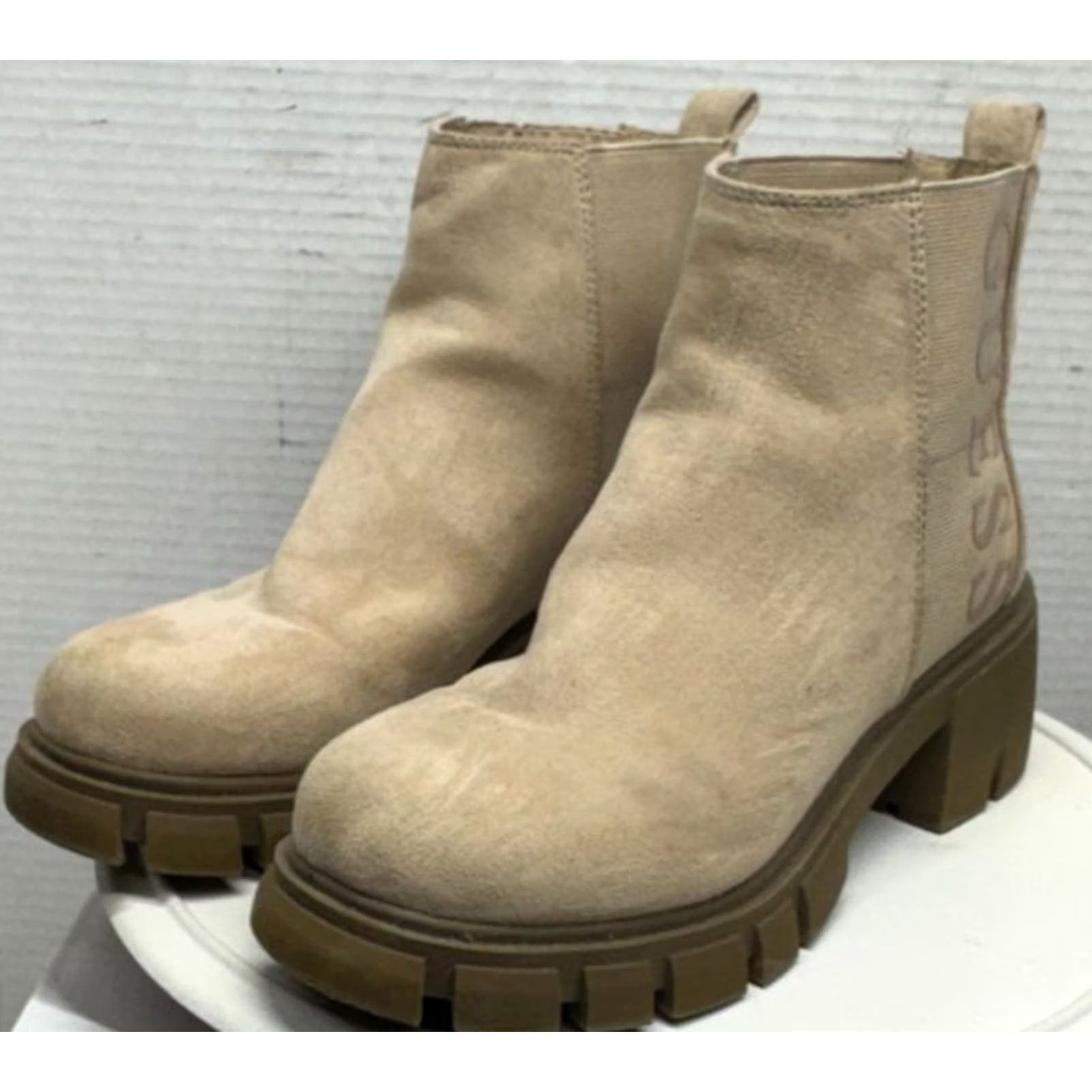 Guess Guess Chelsea Boots Suede Booties Pull On 2.5" Lug Soles Light Beige Womens 6.5 Size US 7 / IT 37 - 5 Thumbnail