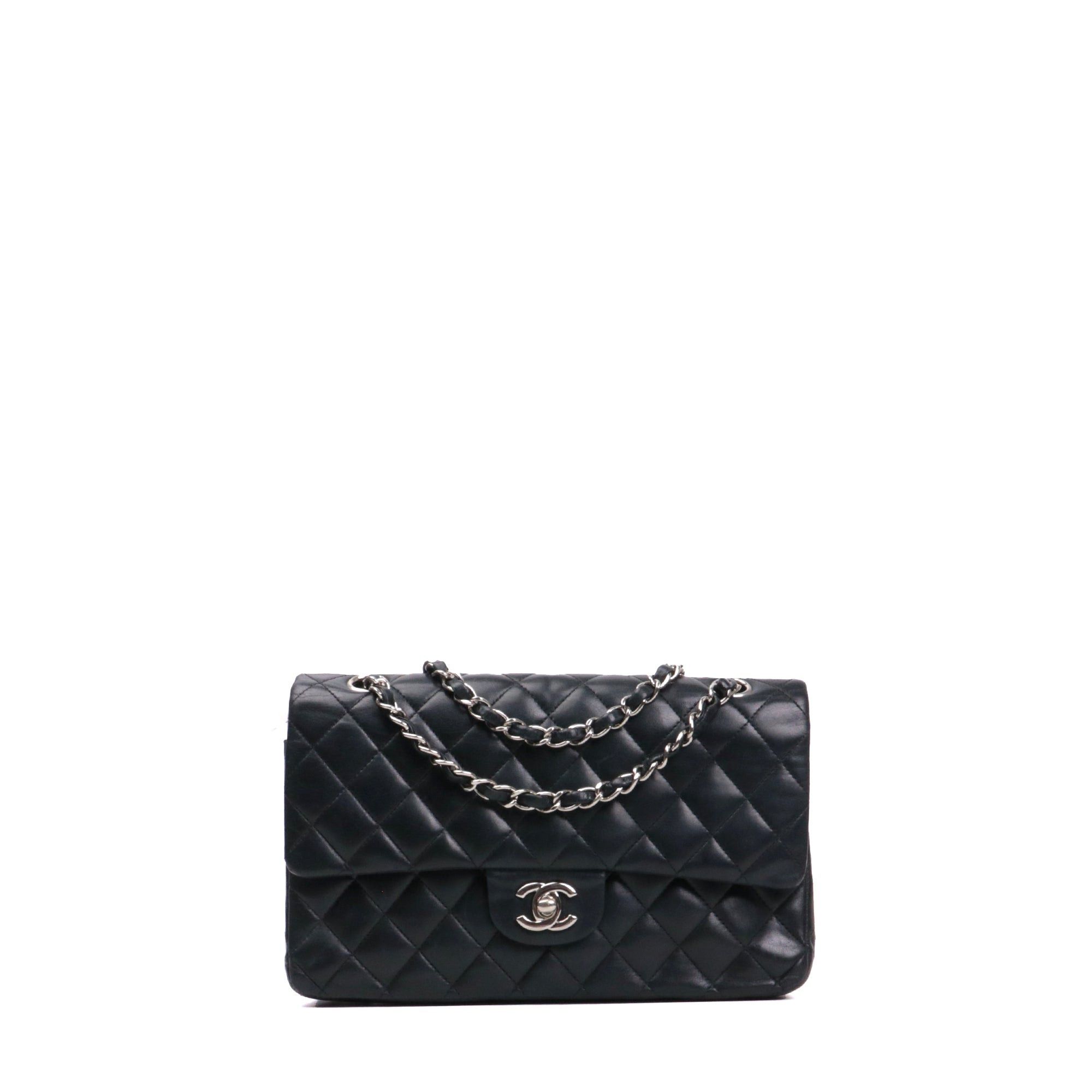 CHANEL - Chanel Timeless/Classique medium double flap handbag in black smooth leather
