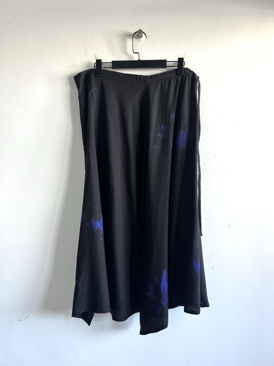 Yohji Yamamoto Yohji Yamamoto - Blue Lilies Print Skirt With Side Gathers Size 37" - 2 Thumbnail
