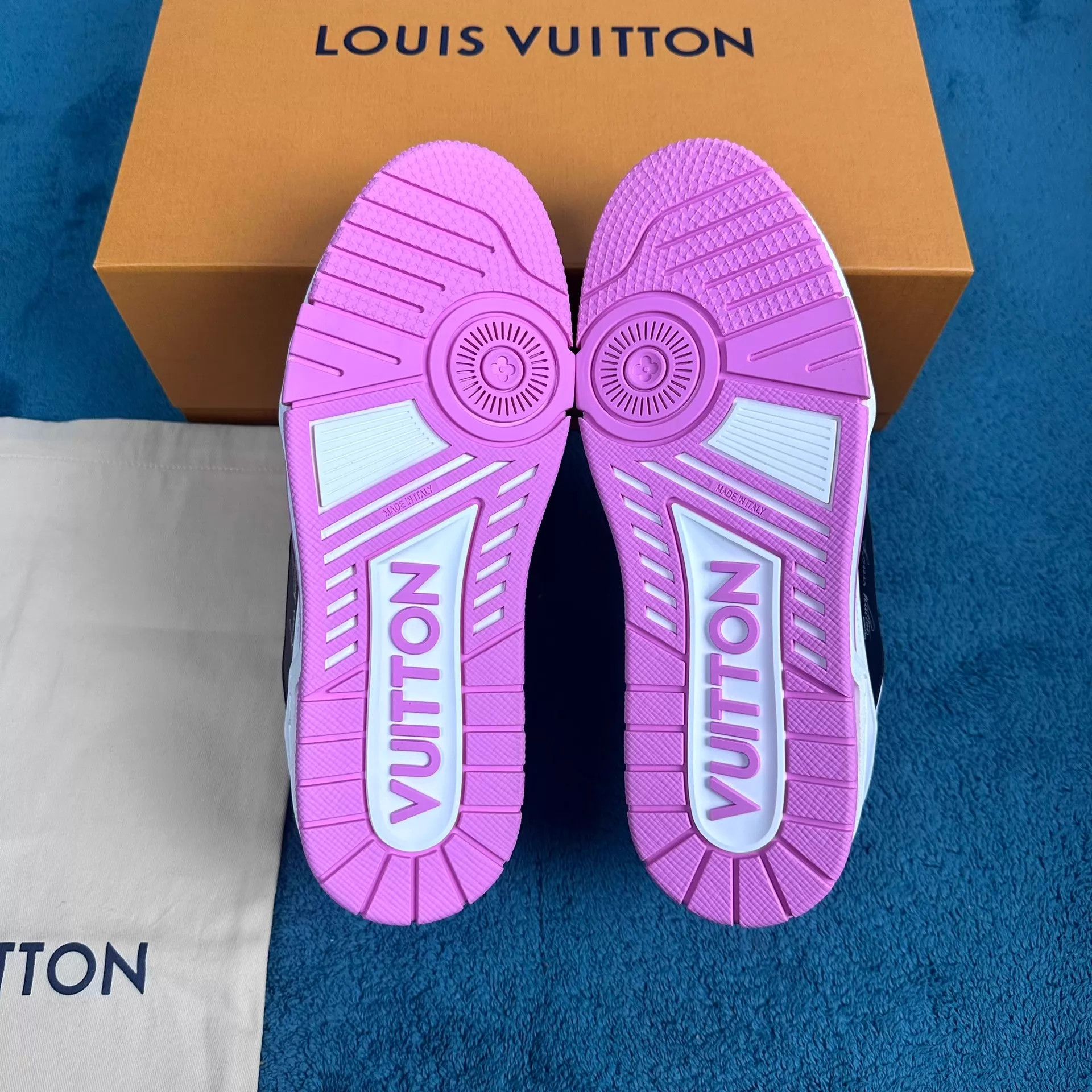 Louis Vuitton LV Trainer Low Top Leather Sneaker W/B/P 39.5 Size US 9 / IT 39 - 5 Thumbnail