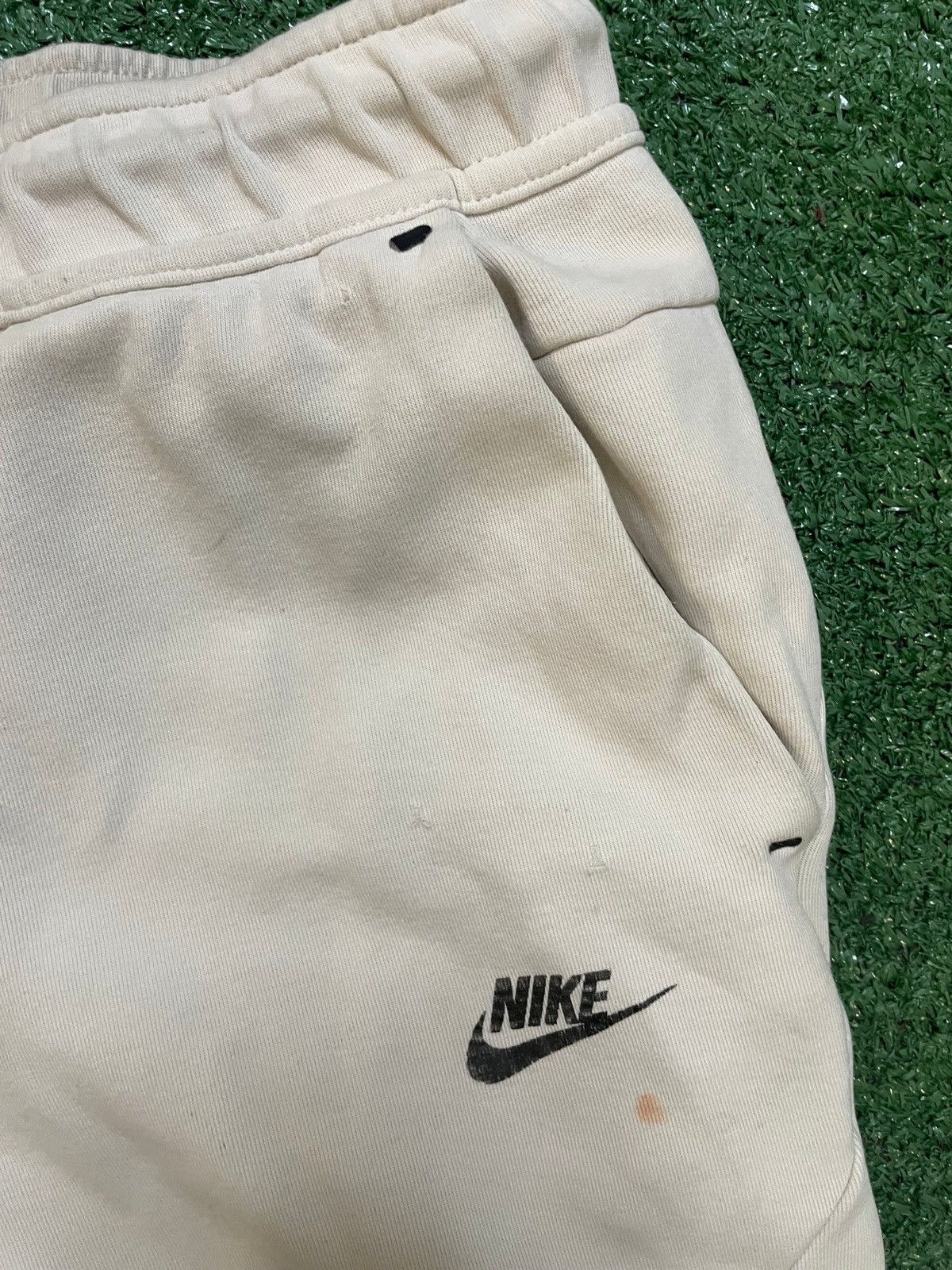 Nike Nike beige tech fleece pants Size US 32 / EU 48 - 2 Thumbnail