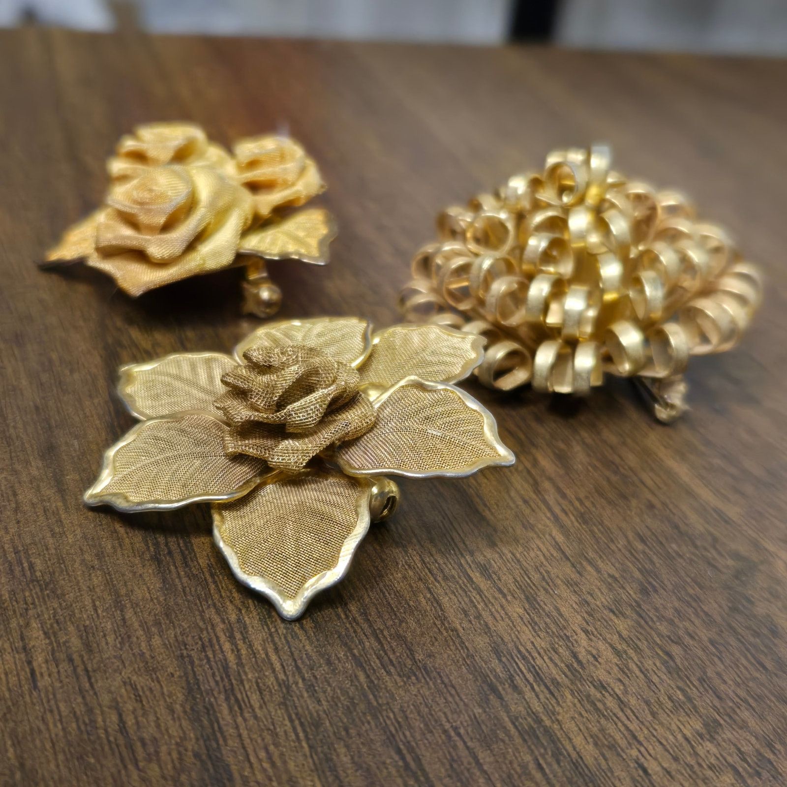 Vintage Vintage Crown Trifari Style Gold Tone Flower Brooch Set Size ONE SIZE - 6 Thumbnail