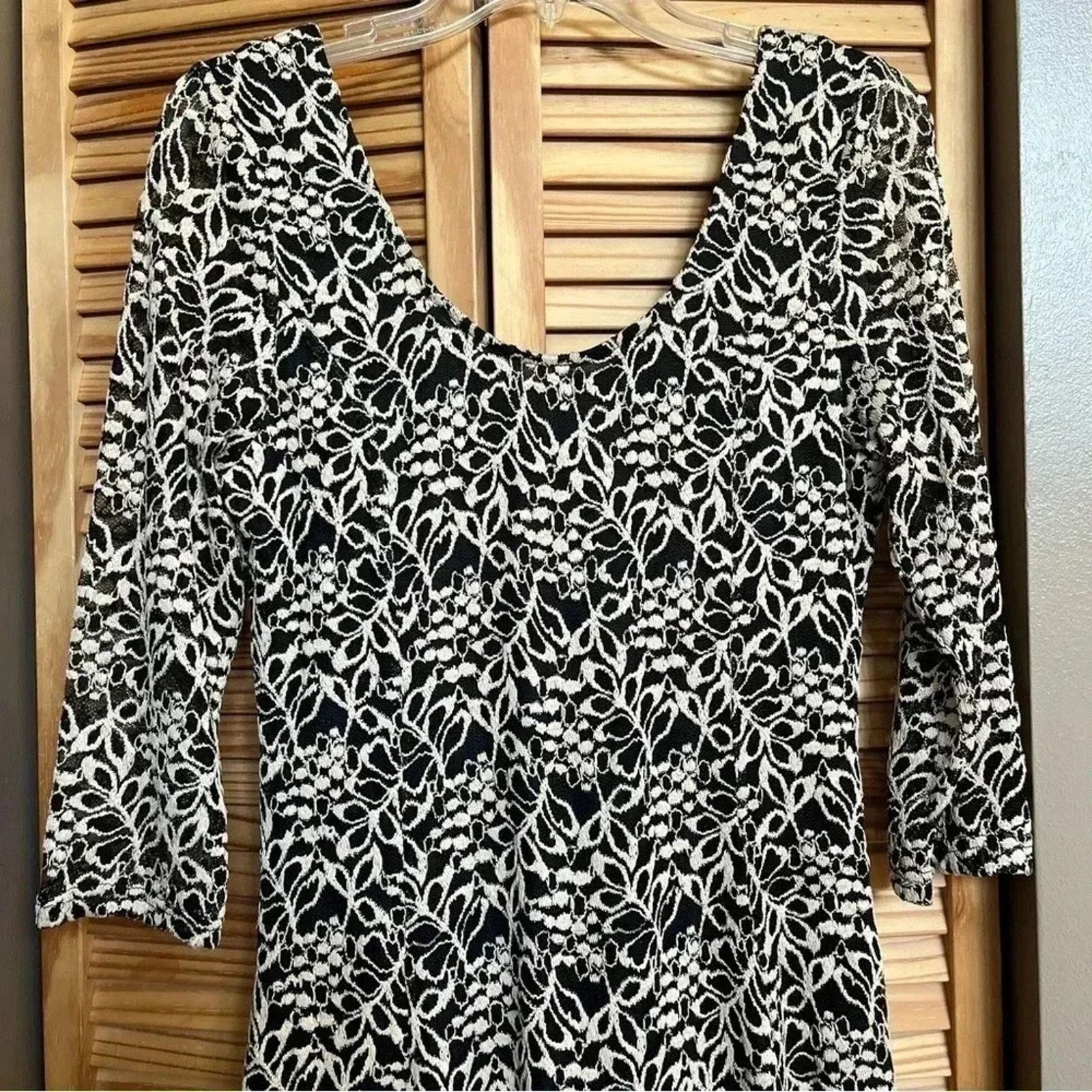 Other Young Threads Black Cream Floral Lace Dress NWT Size M Size M / US 6-8 / IT 42-44 - 2 Thumbnail