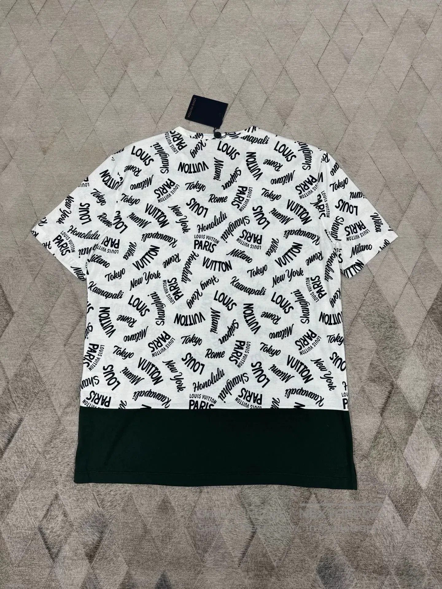 Louis Vuitton LV Logo Short-Sleeve T-Shirt XL. Size US XL / EU 56 / 4 - 2 Thumbnail