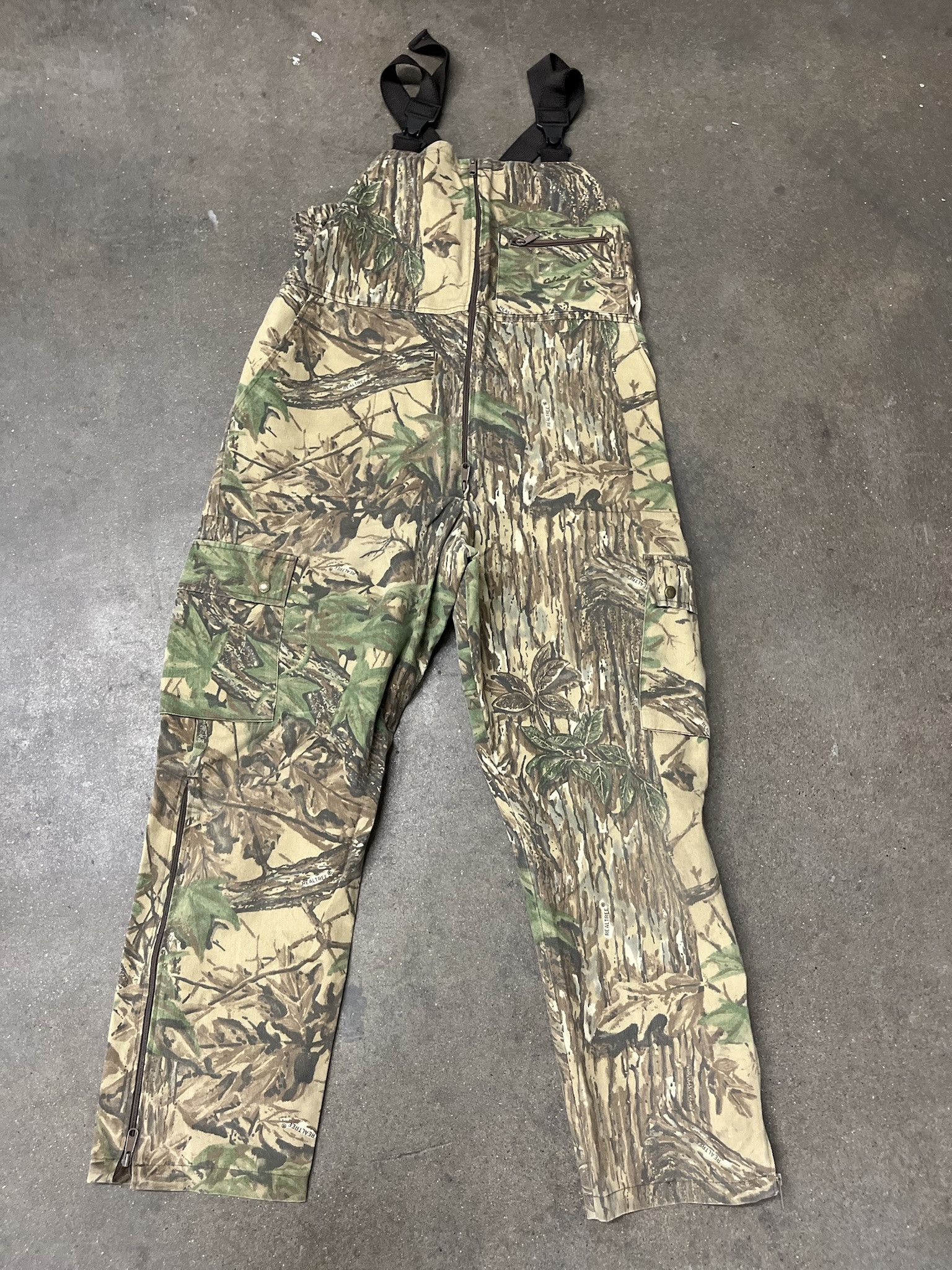 Carhartt × Vintage Vintage 2000s Cabelas Realtree Camo Overalls Size XL Size US XL / EU 56 / 4 - 1 Thumbnail