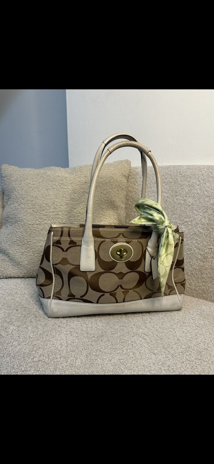 Coach 2011 coach bag with a cute bow tie 🎀 Size ONE SIZE - 2 Thumbnail