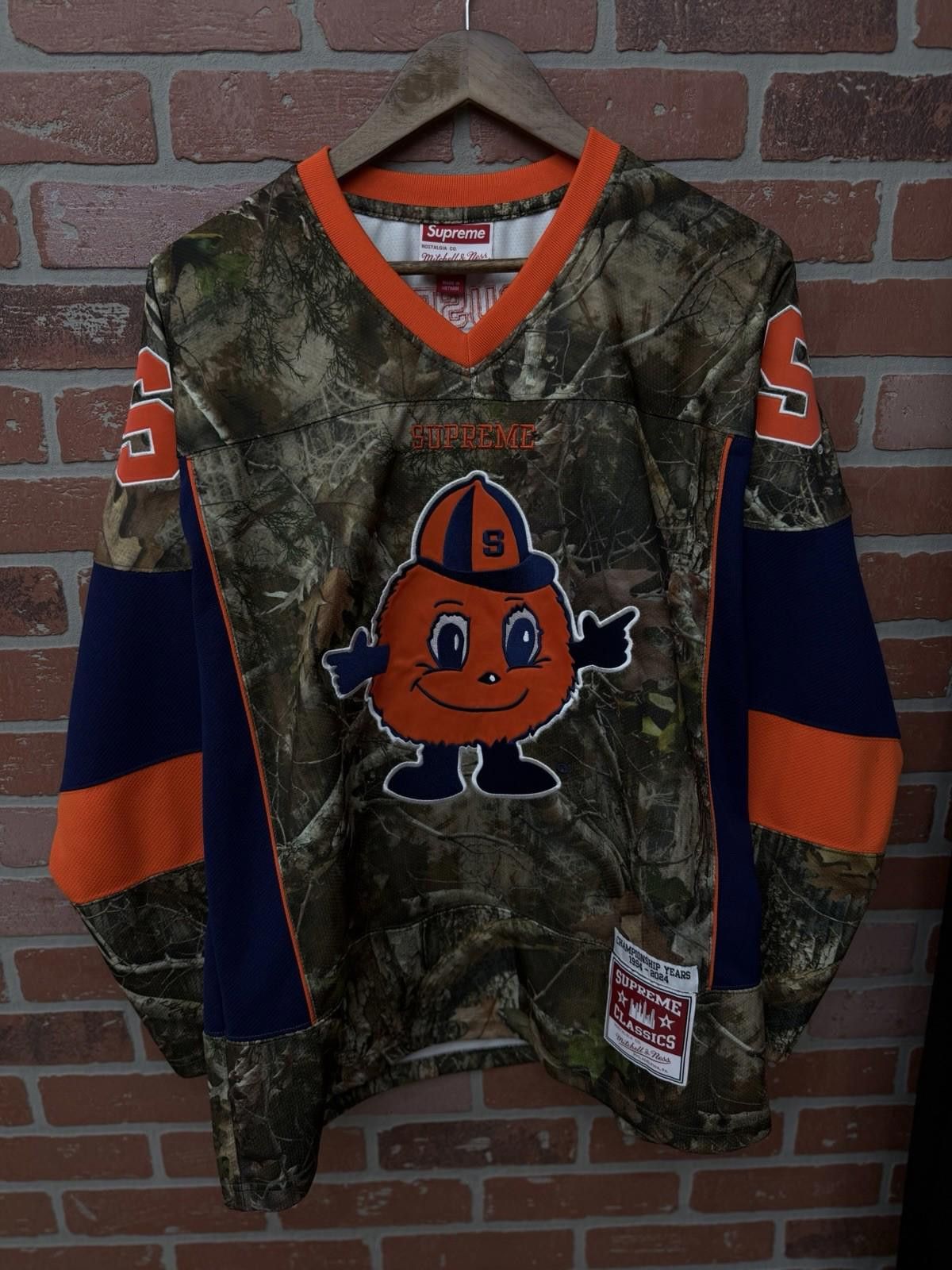 Supreme Supreme Mitchell & Ness NCAA Hockey Jersey Camo FW24 Size M Size US M / EU 48-50 / 2 - 1 Thumbnail