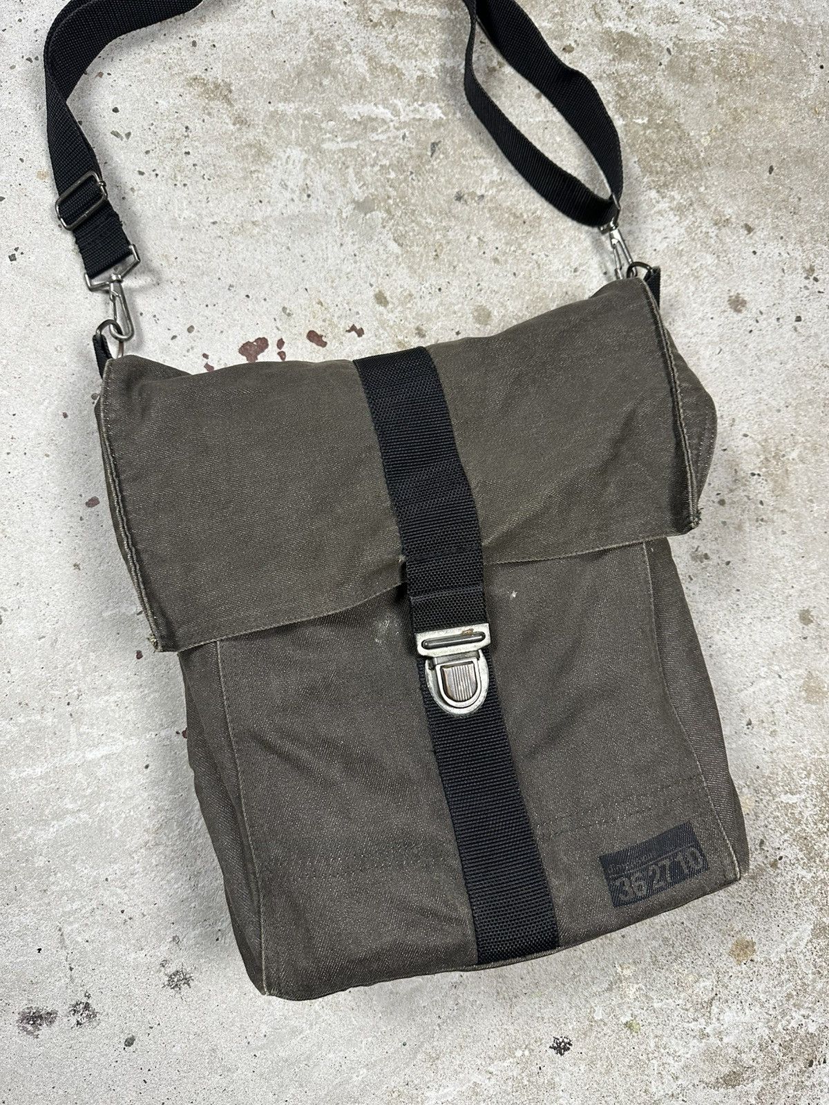Japanese Brand Vintage Y2K Brown Military Style Messenger Bag Crossbody Size ONE SIZE - 5 Thumbnail