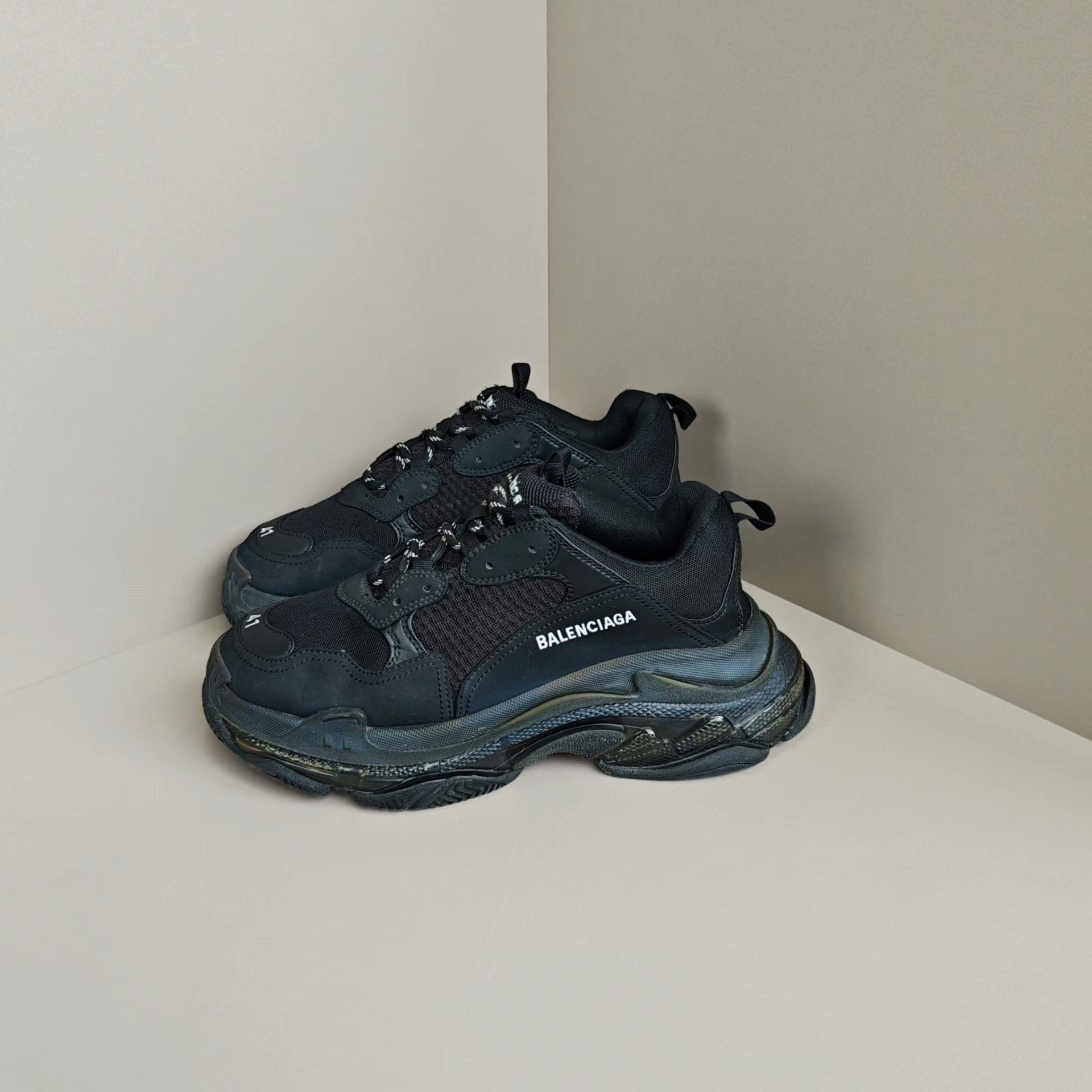 Balenciaga Balenciaga Lowtop Sneakers 8 Men Size US 8 / EU 41 - 1 Thumbnail