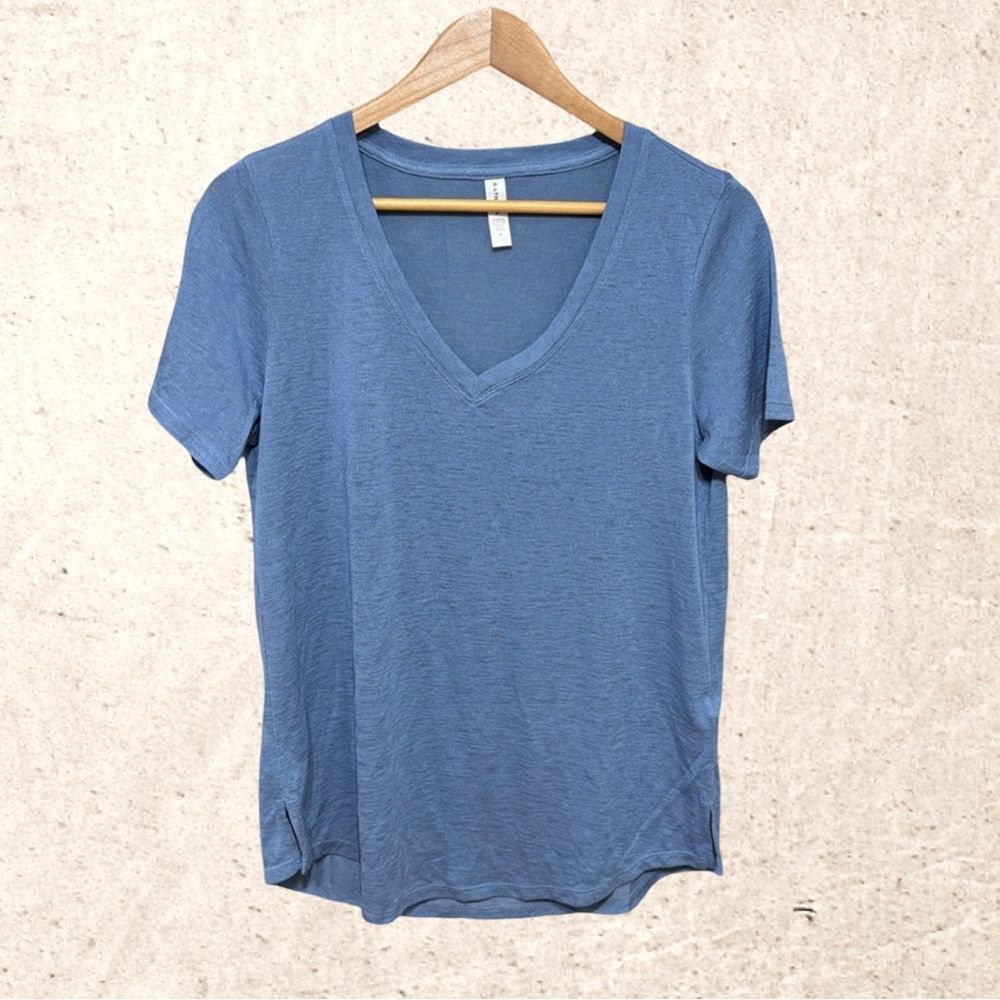 Athleta Athleta Relaxed VNeck Shirt Size M / US 6-8 / IT 42-44 - 1 Thumbnail