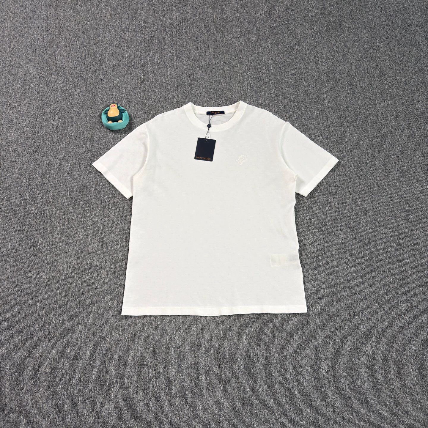Louis Vuitton Louis Vuitton Damier Embroidered Logo Tee L Near New Size US L / EU 52-54 / 3 - 1 Thumbnail