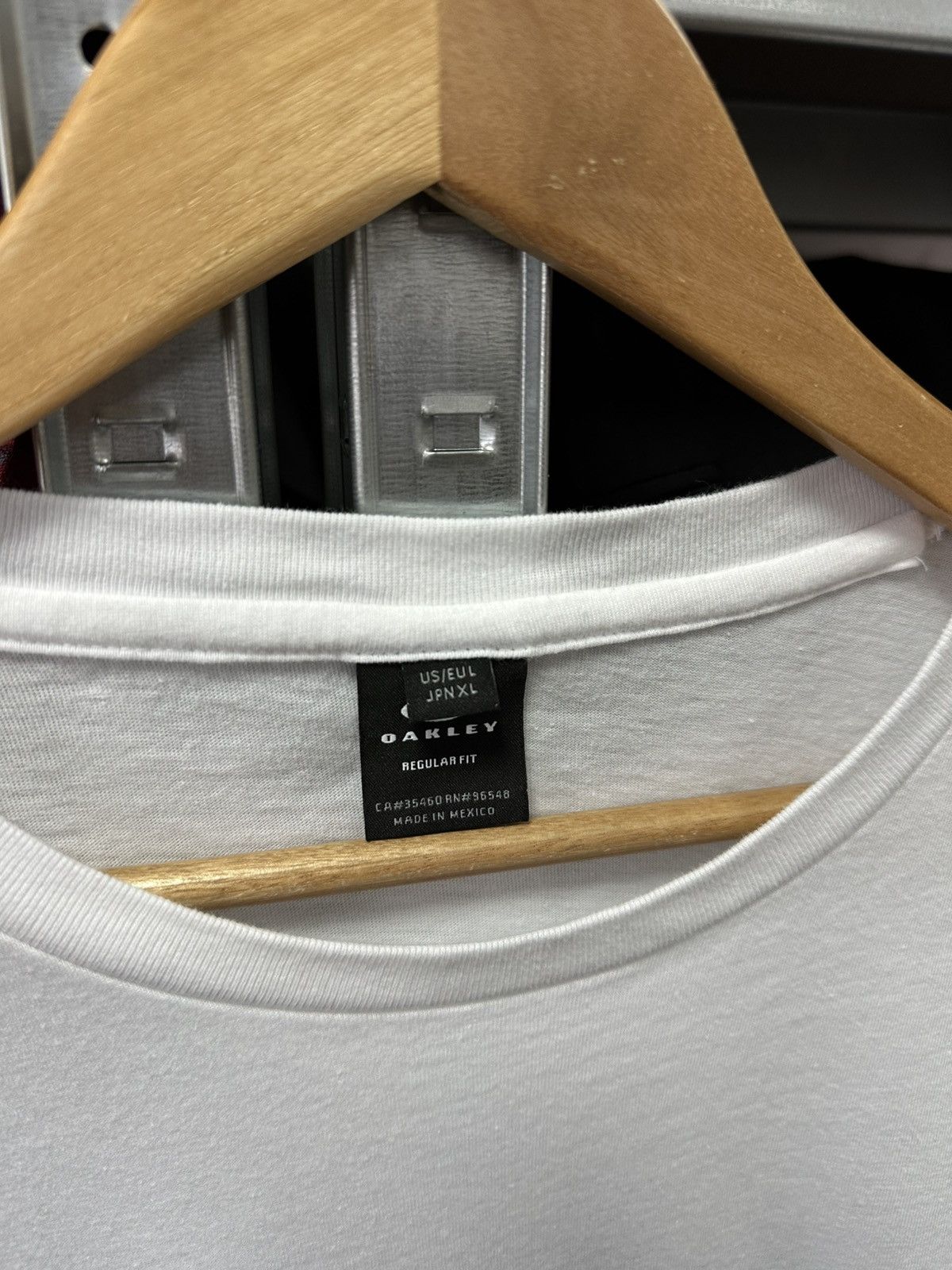 Oakley Vintage Oakley T-Shirt Big Logo Outdoor Japanese White Tee Size US L / EU 52-54 / 3 - 10 Thumbnail