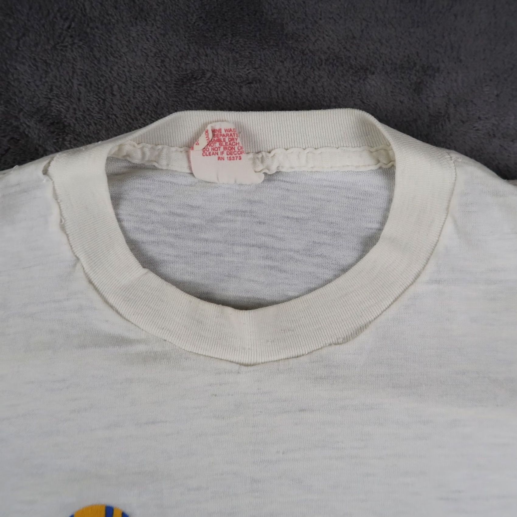 Peanuts Vintage Snoopy Joe Cool Surf L White T-Shirt Short Sleeve Mens L White Graphic Tee 1980s PEANUTS Size US L / EU 52-54 / 3 - 6 Thumbnail