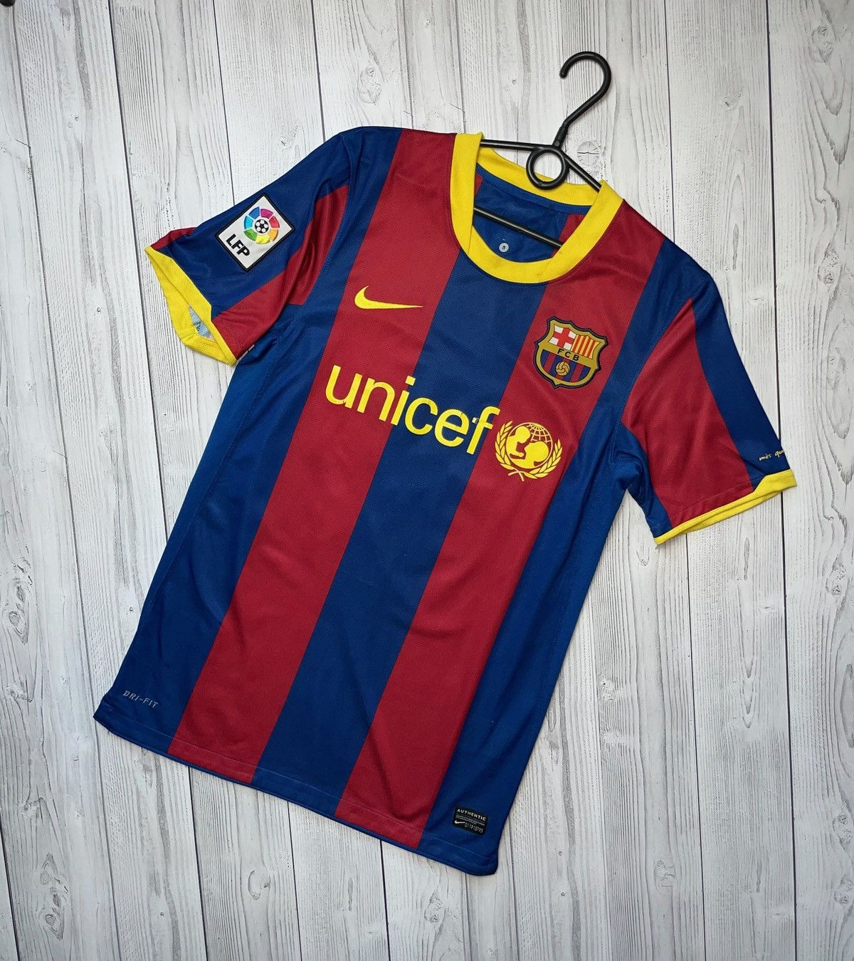 Nike × Vintage Vintage Nike Barcelona soccer jersey 10 Messi size S Size US S / EU 44-46 / 1 - 1 Thumbnail