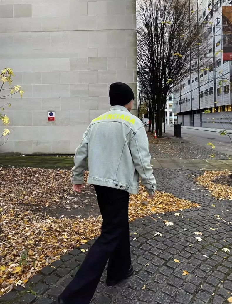 Balenciaga Balenciaga size 34 Denim jacket with embroidered yellow lo Size L / US 10 / IT 46 - 3 Thumbnail