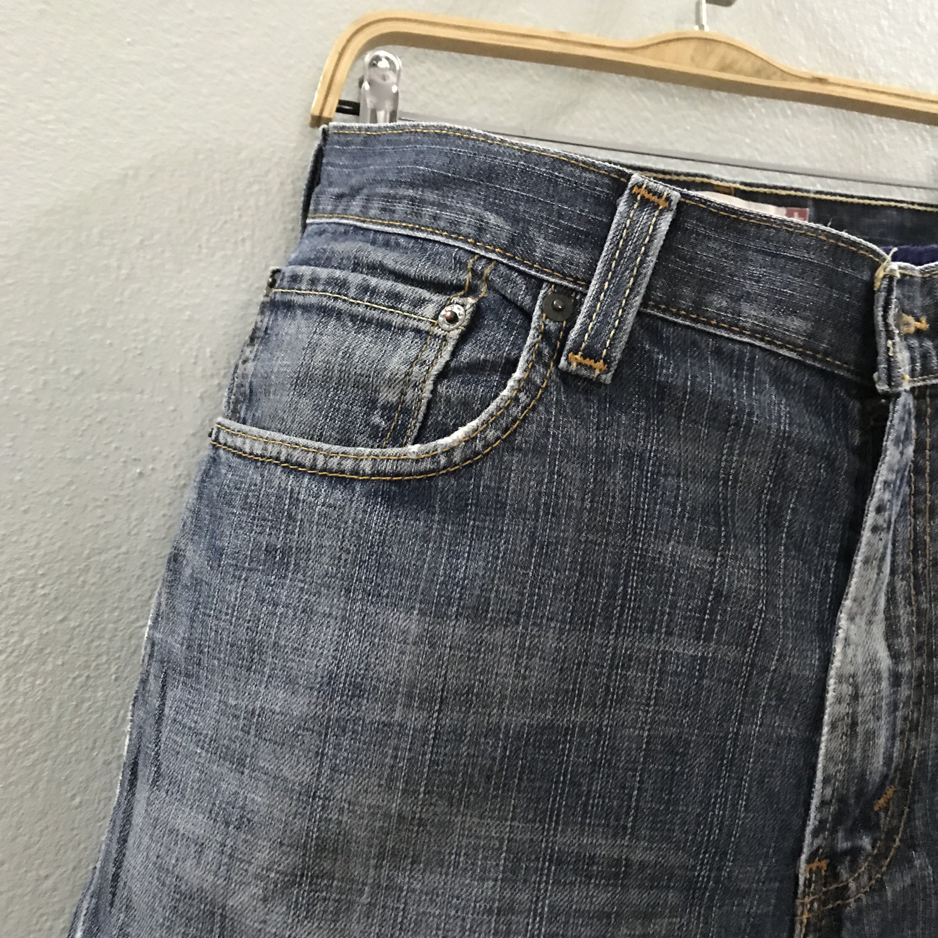 Levi's Vintage Levi's 559 Relaxed Straight Light Washed Size US 33 - 7 Thumbnail