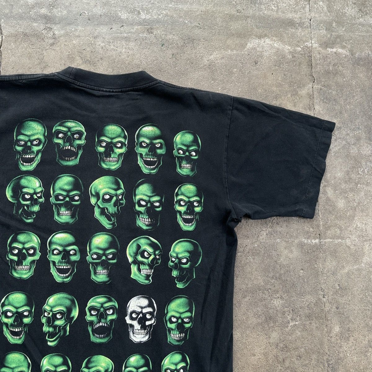 Vintage Vintage 00’s Green Skulls Distressed T-shirt Size US L / EU 52-54 / 3 - 12 Thumbnail