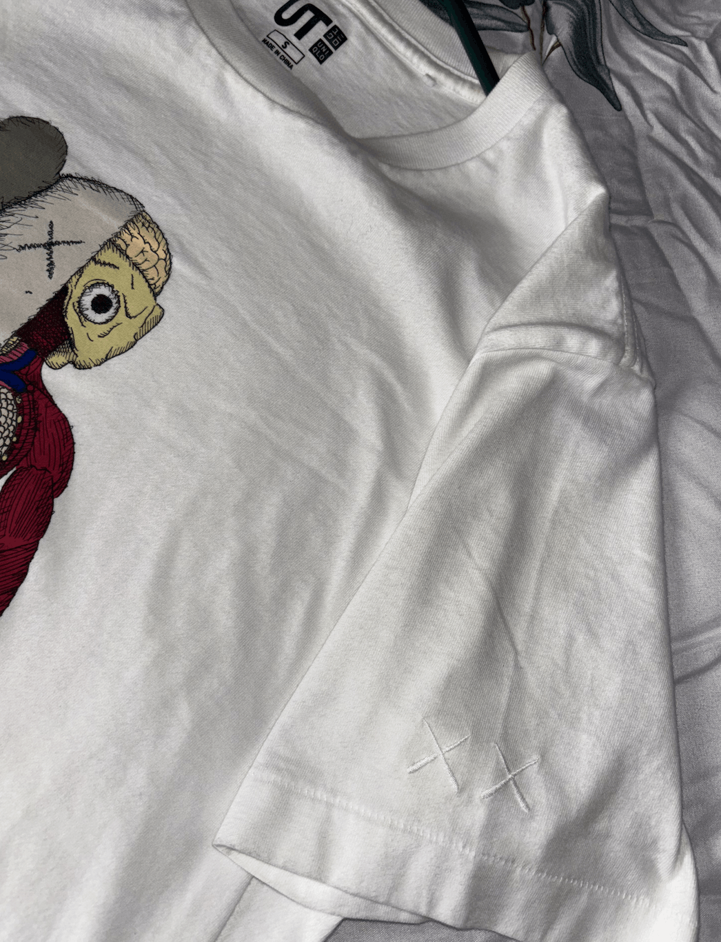 Kaws × Uniqlo KAWS x Uniqlo T-shirt SS2019 Collaboration Size US S / EU 44-46 / 1 - 5 Thumbnail