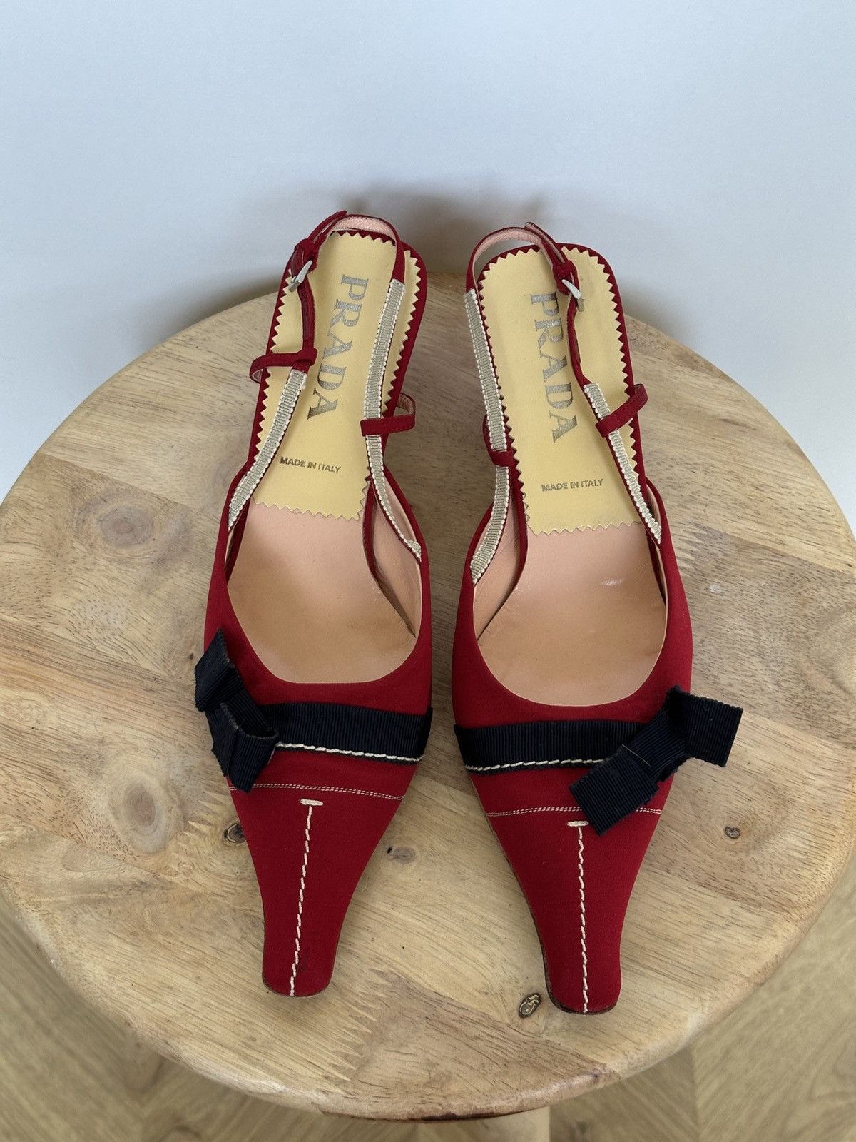 Prada Tytuł Prada Red Satin Slingback Kitten Heels With Navy Bow Size US 7.5 / IT 37.5 - 4 Thumbnail
