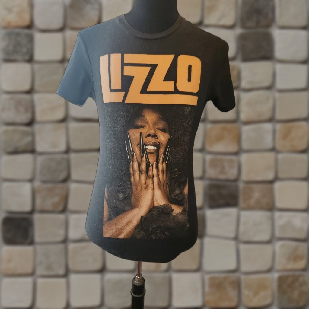 Rizzoli Lizzo Official Portrait Graphic T-Shirt Unisex Adults Small Black Crew Neck Short Sleeve Music Hip Hop Pop Shirt Womens/Mens Size US S / EU 44-46 / 1 - 1 Thumbnail
