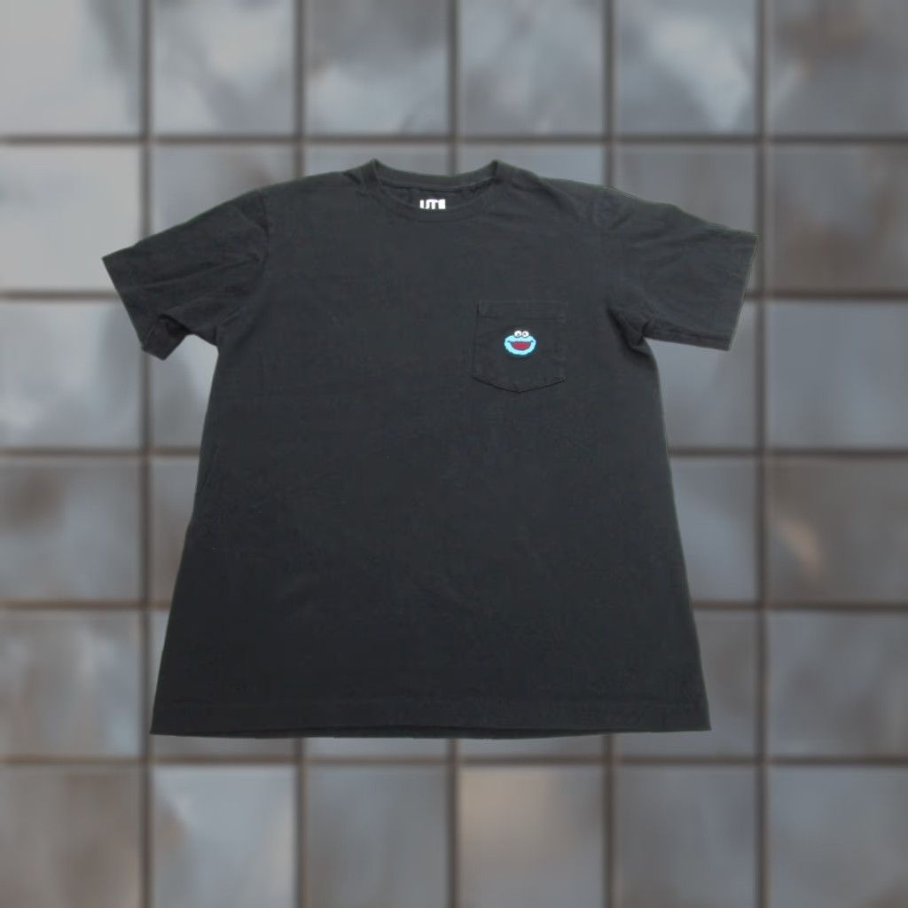 Uniqlo KAWS Uniqlo Sesame Street Black Pocket Tee Mens Small Cookie Monster Embroidered T-Shirt Size US S / EU 44-46 / 1 - 1 Thumbnail