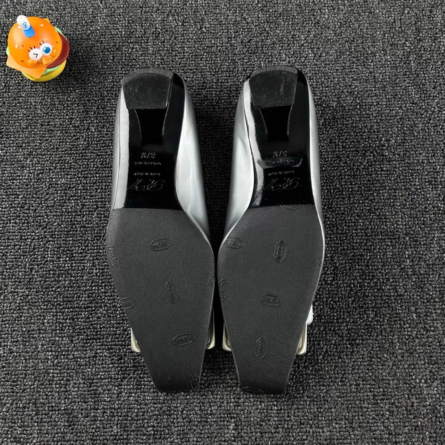 Roger Vivier Roger Viver Silver Block Heel Pumps EU 37.5 Size US 6.5 / IT 36.5 - 6 Thumbnail