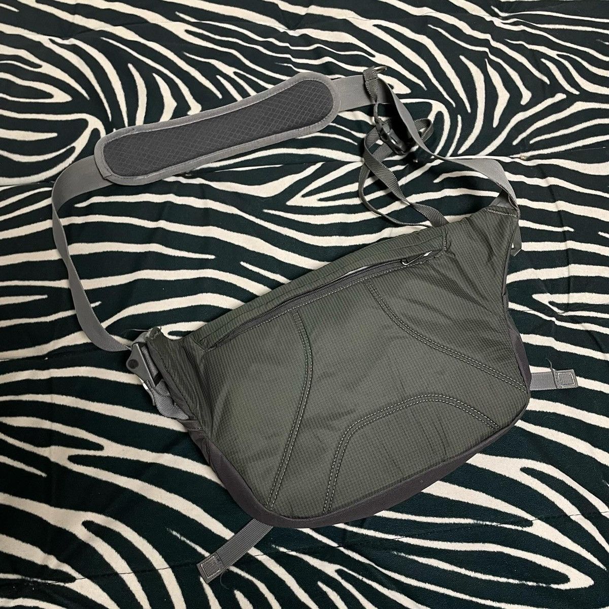Jack Wolfskin × Vintage Jack Wolfskin Vintage Outdoor Messenger Bag Size OS Size ONE SIZE - 3 Thumbnail