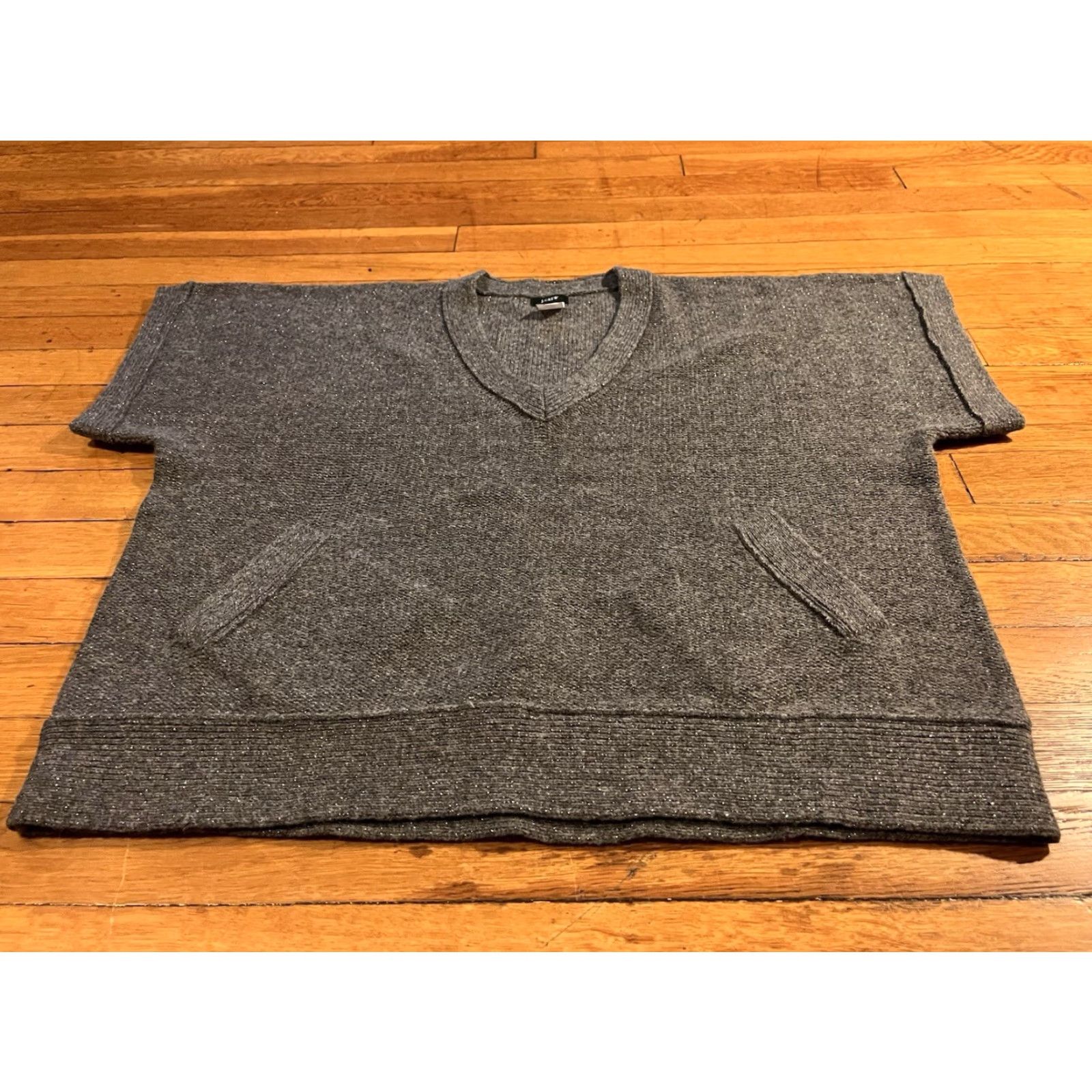 J.Crew J.CREW V-Neck Sweater Women’s M Grey Merino Wool Metallic Short Sleeve Shirt Women M Grey J.CREW Pullover Classic Designer Outdoor Gold dots? Size M / US 6-8 / IT 42-44 - 2 Thumbnail