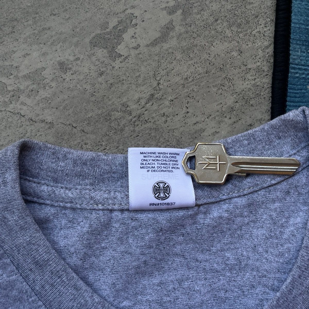 Independent Truck Co. × Supreme Supreme x Independent Old English FW17 Size US M / EU 48-50 / 2 - 5 Thumbnail