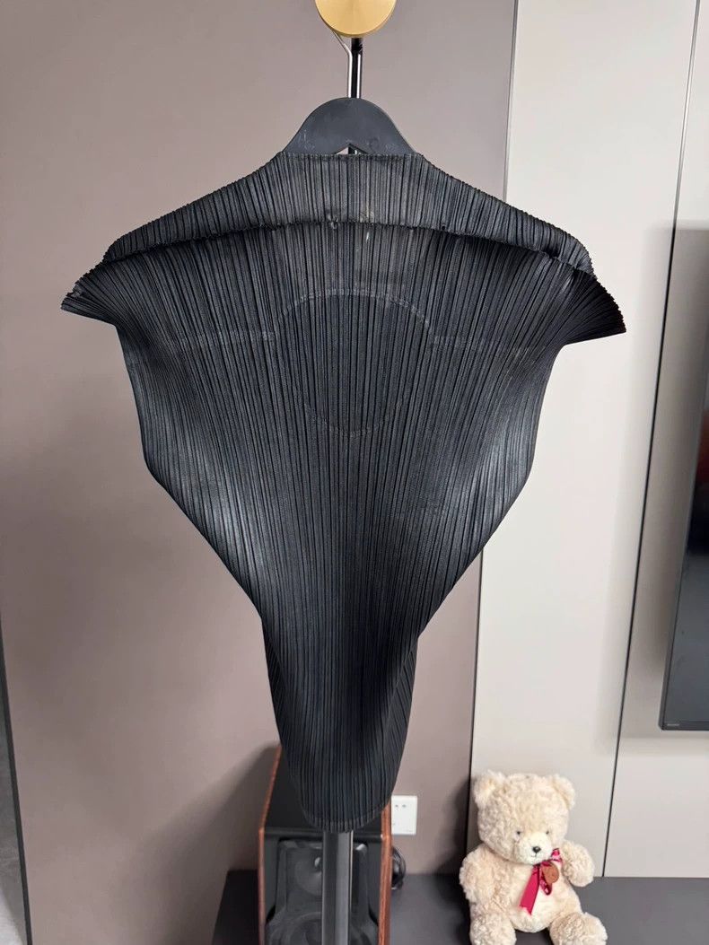 Issey Miyake Issey Miyake size:3 Black sleeveless pleated top Size S / US 4 / IT 40 - 2 Thumbnail
