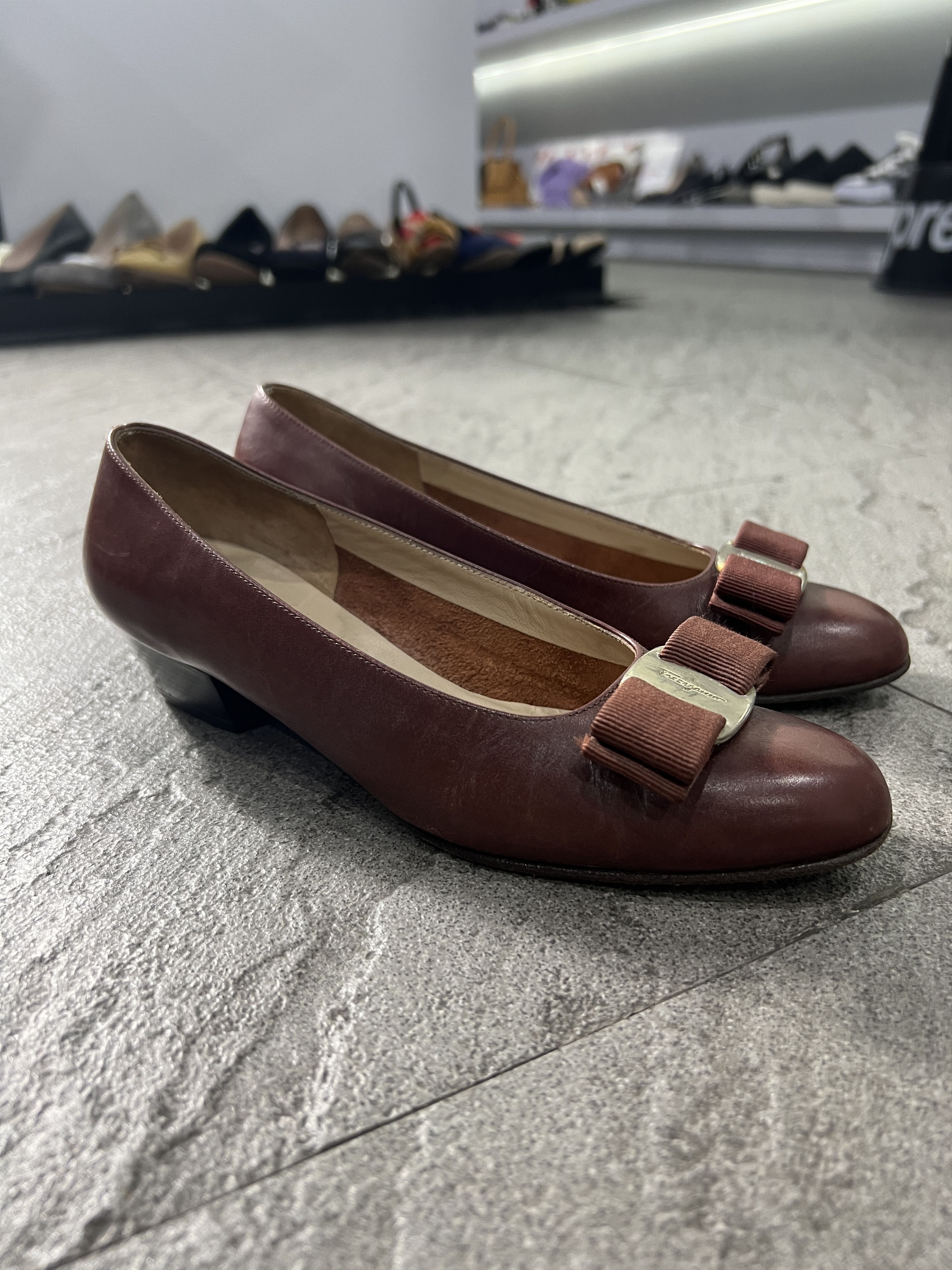 Salvatore Ferragamo Ferragamo Vara Bow Pumps Brown Leather Size 5C Size US 5 / IT 35 - 2 Thumbnail